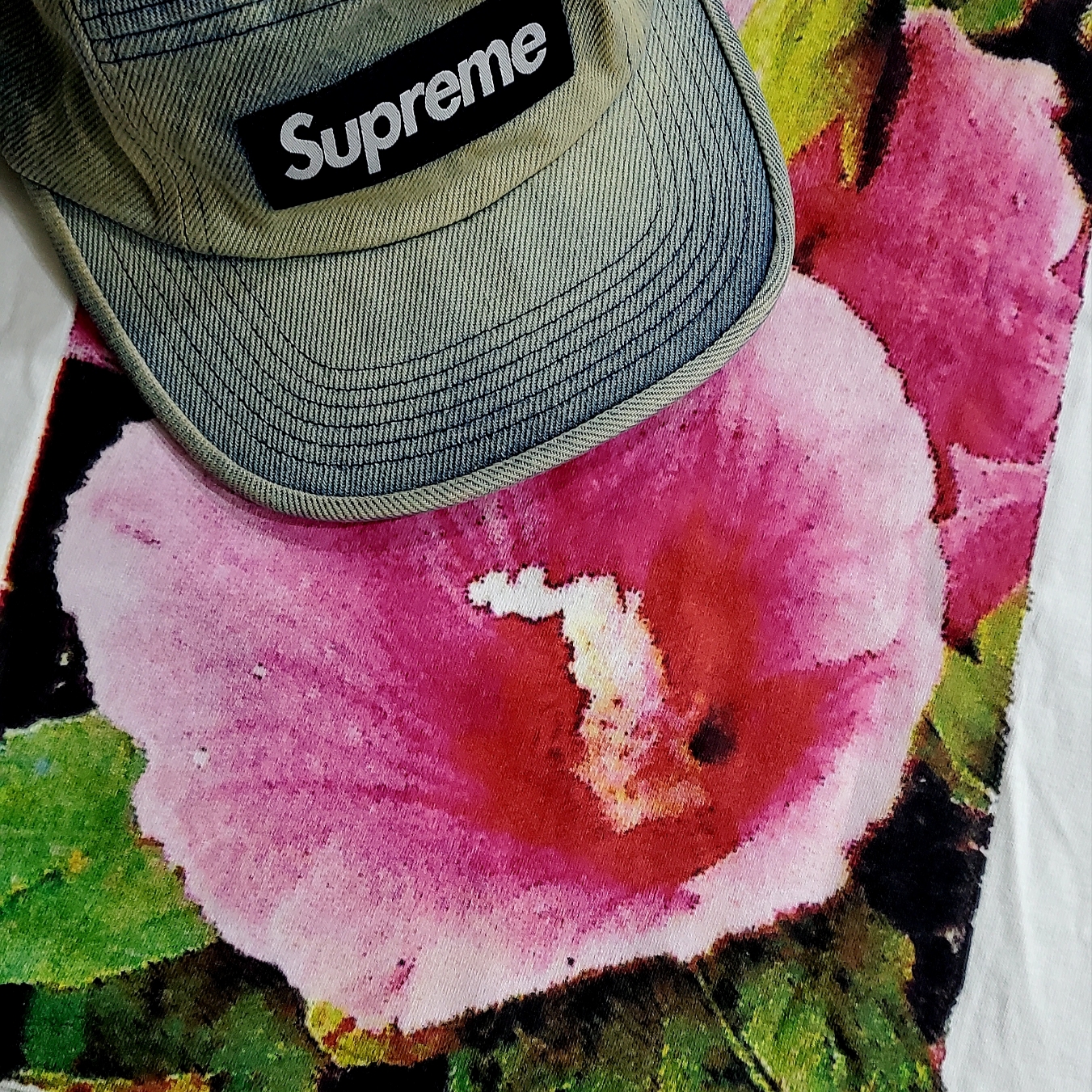 Supreme Seoul Box Logo T-Shirt White - 23FW, Supreme Washed Chino Twill Camp Cap Dirty Indigo - 24SS 착용 스타일 - 1