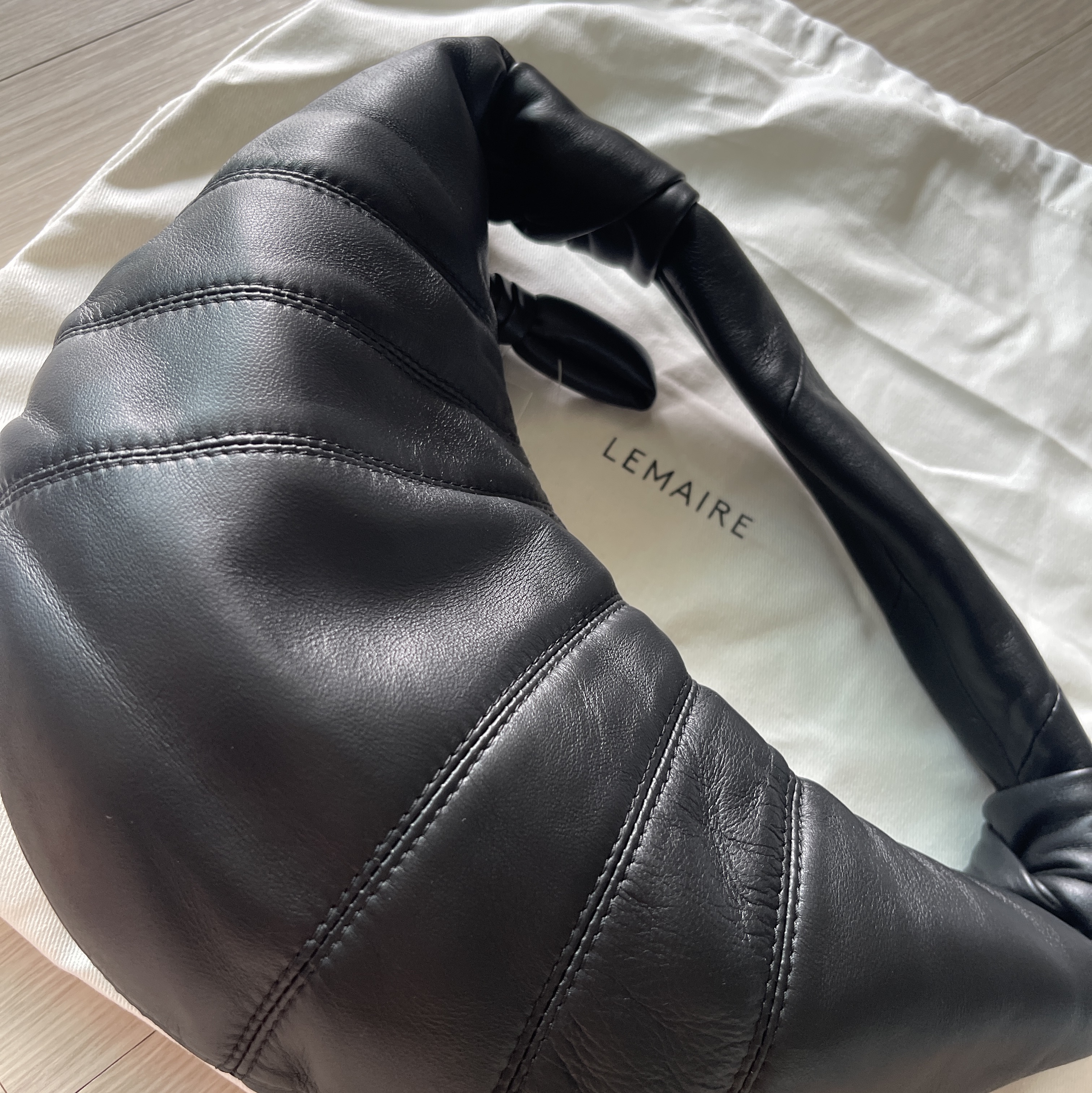 Lemaire Mini Fortune Croissant Bag Soft Nappa Leather Black 착용 스타일