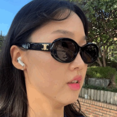 (W) Celine Triomphe 01 Sunglasses in Acetate Black 착용 스타일