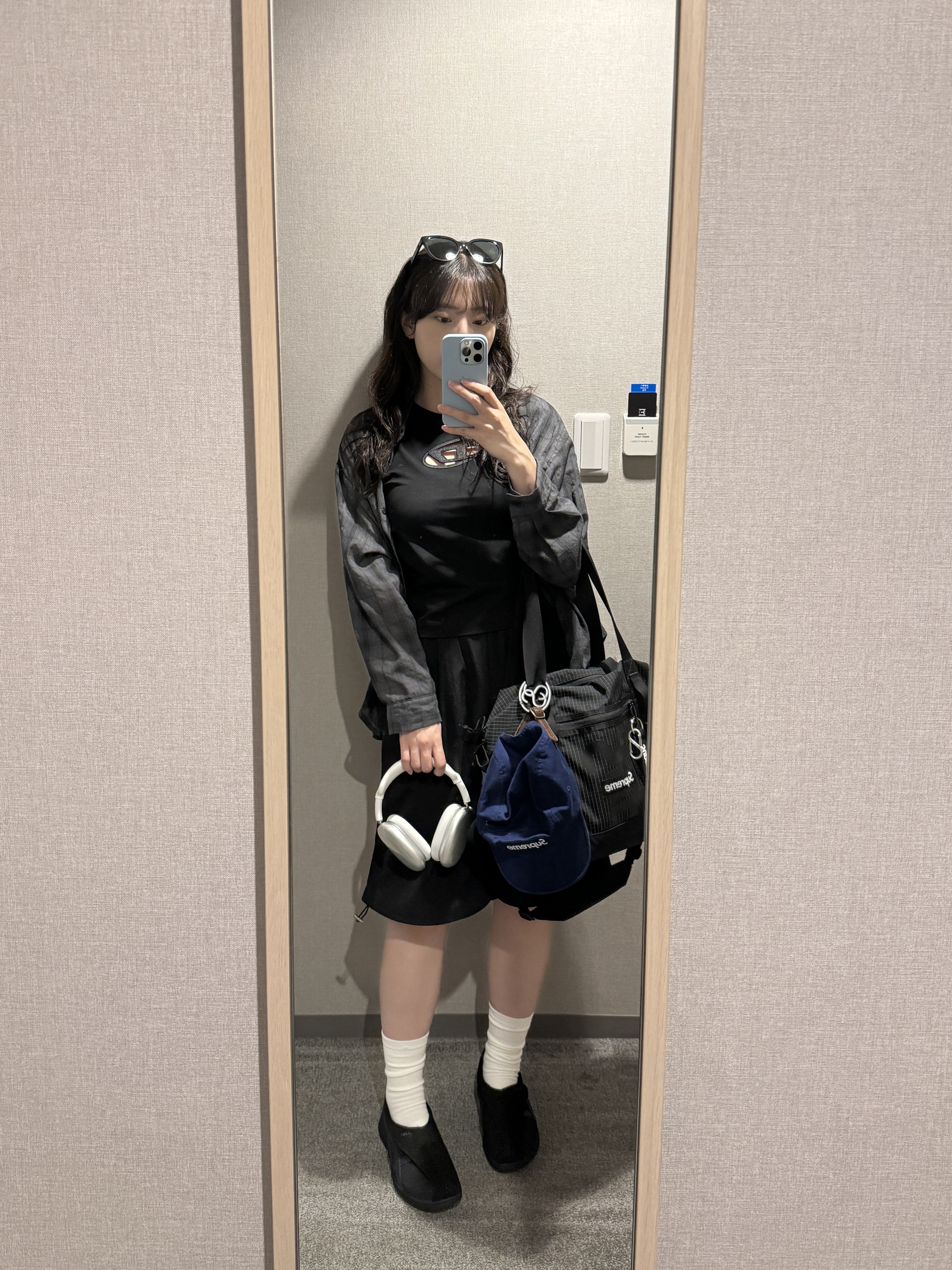 Supreme Tote Bag Black - 24SS, (W) Asics Life Walker 018 Black - 3E Wide 착용 스타일