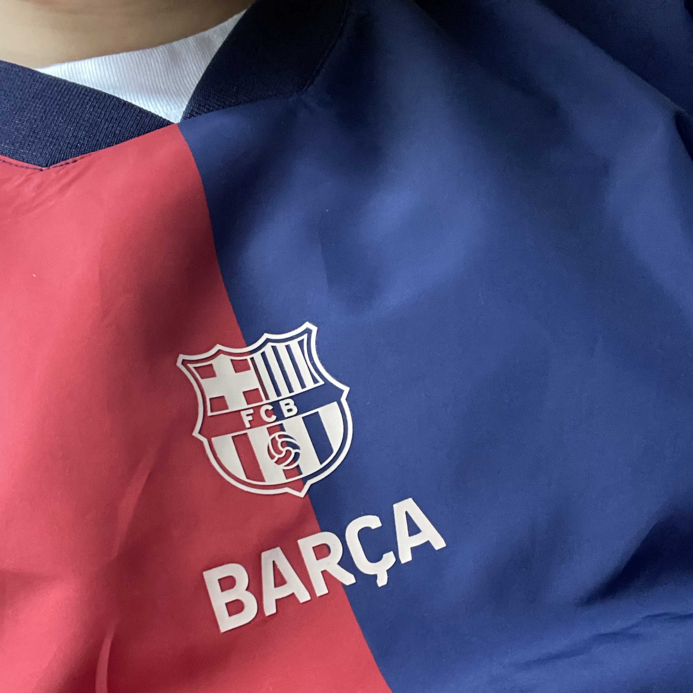 FC Barcelona Classic Line Retro Woven Sweatshirt Navy Red 착용 스타일