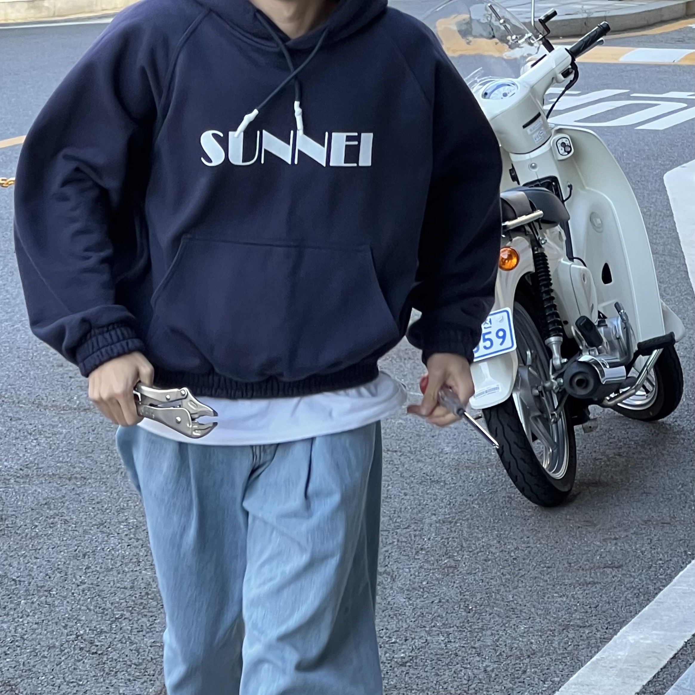 Sunnei Logo Hoodie Blue 착용 스타일