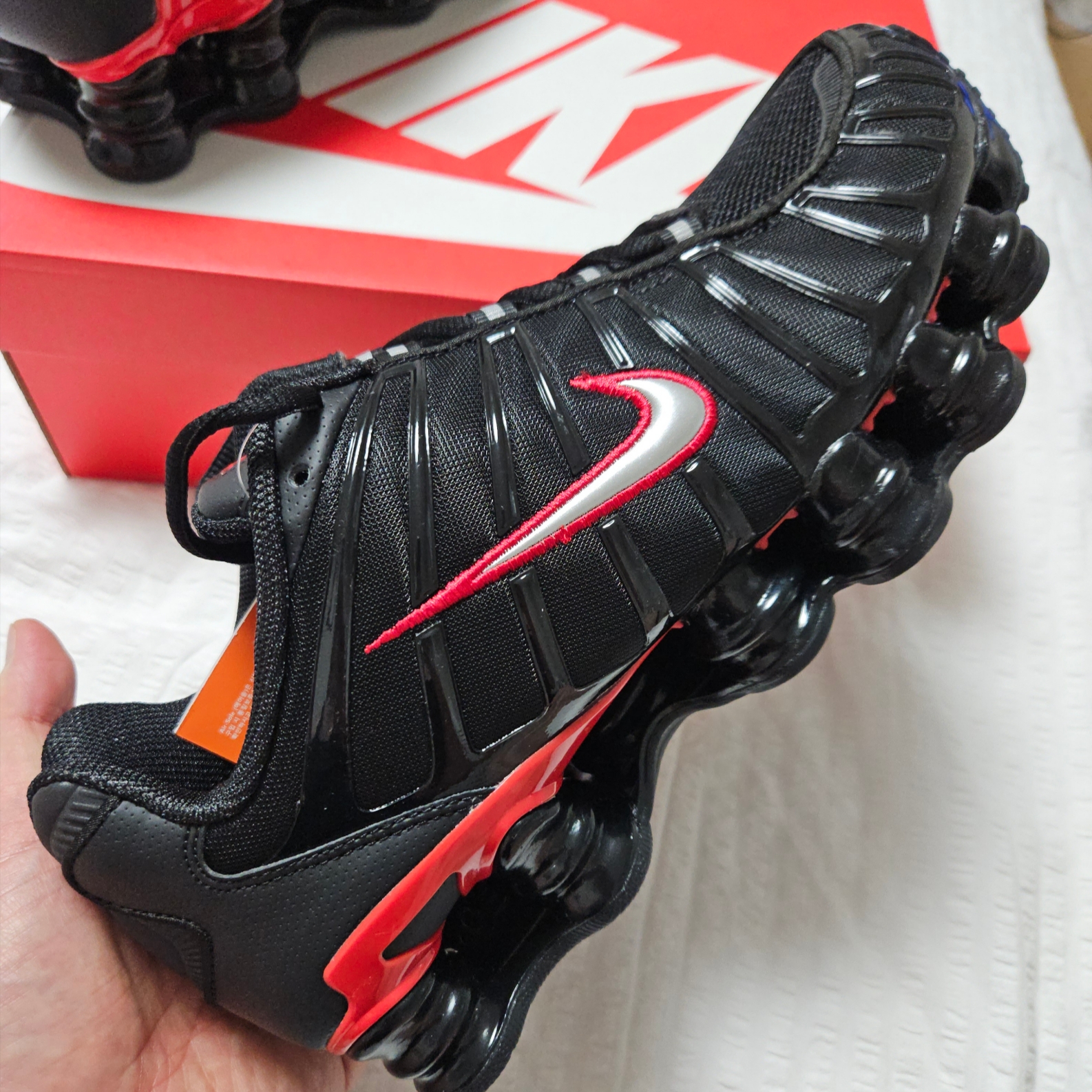 Nike Shox TL Black University Red 착용 스타일 - 3