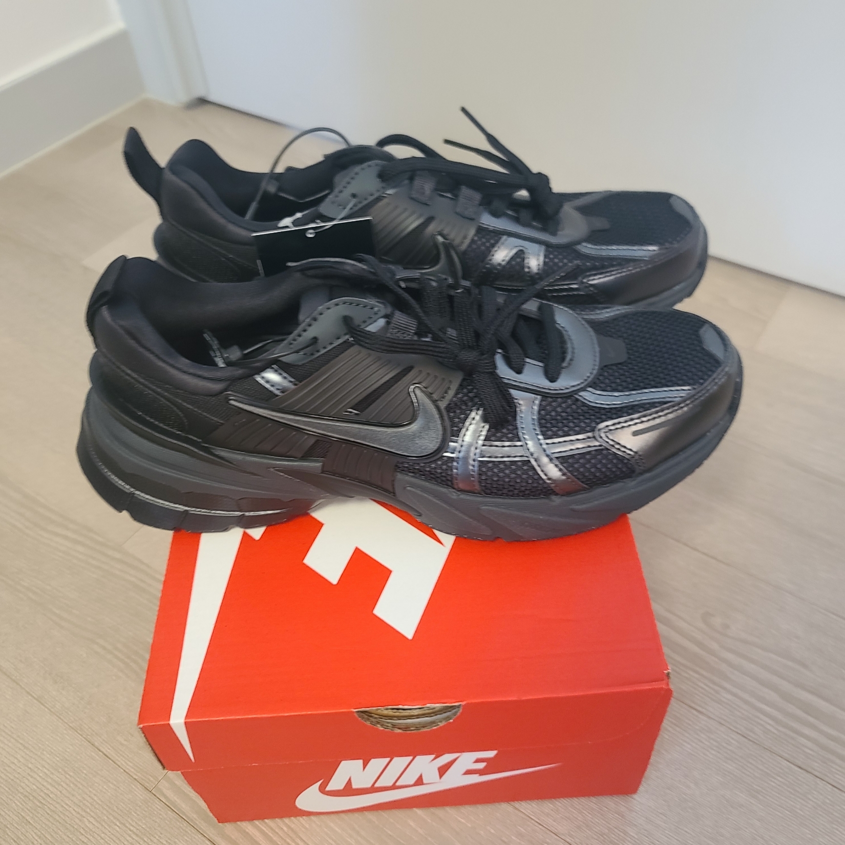 Nike V2K Run Black Anthracite 착용 스타일