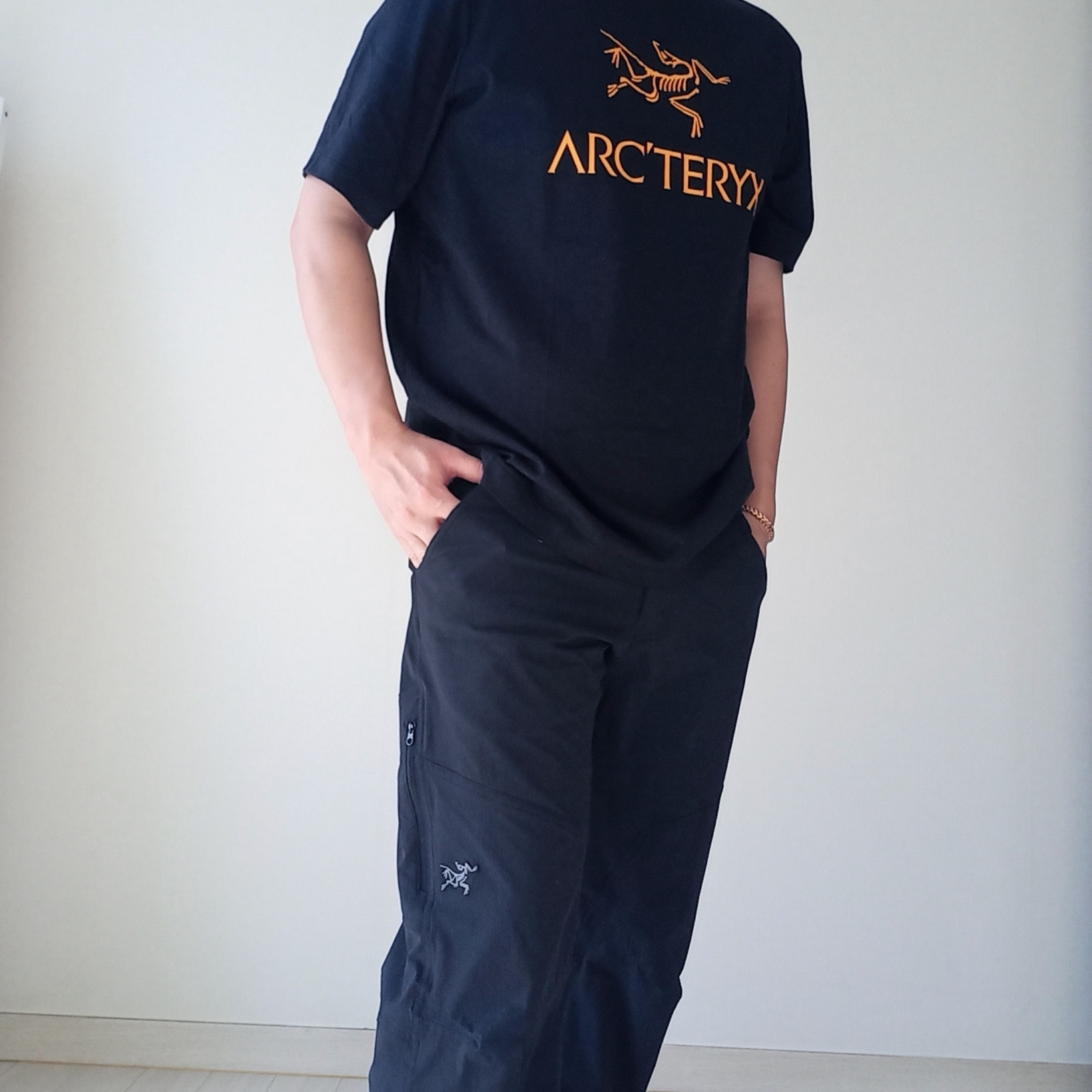 Arc'teryx Arc'word Logo SS T-Shirt Black II, Arc'teryx Cronin Pants Black 착용 스타일 - 1