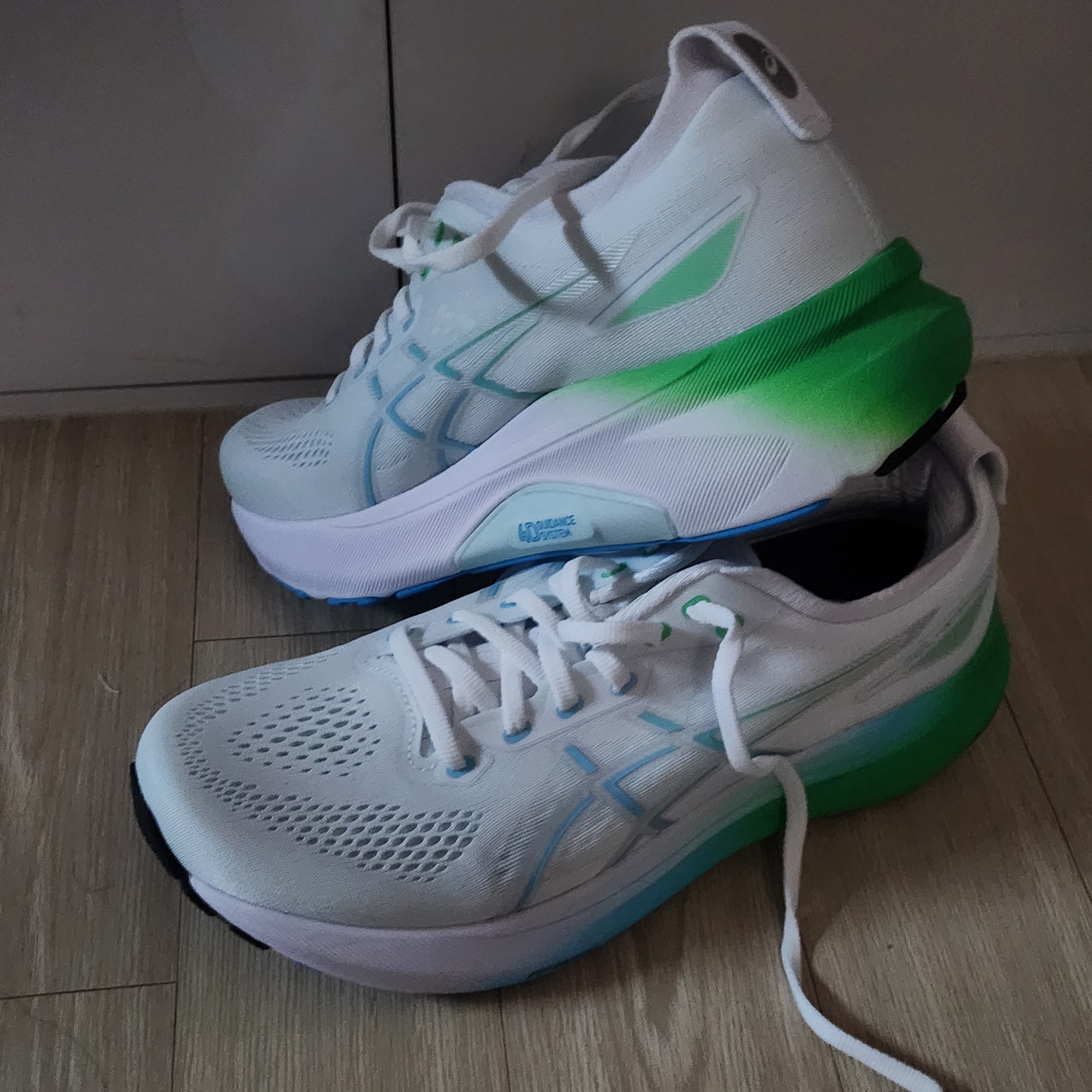 Asics Gel-Kayano 31 White Bright Cyan 착용 스타일 - 2