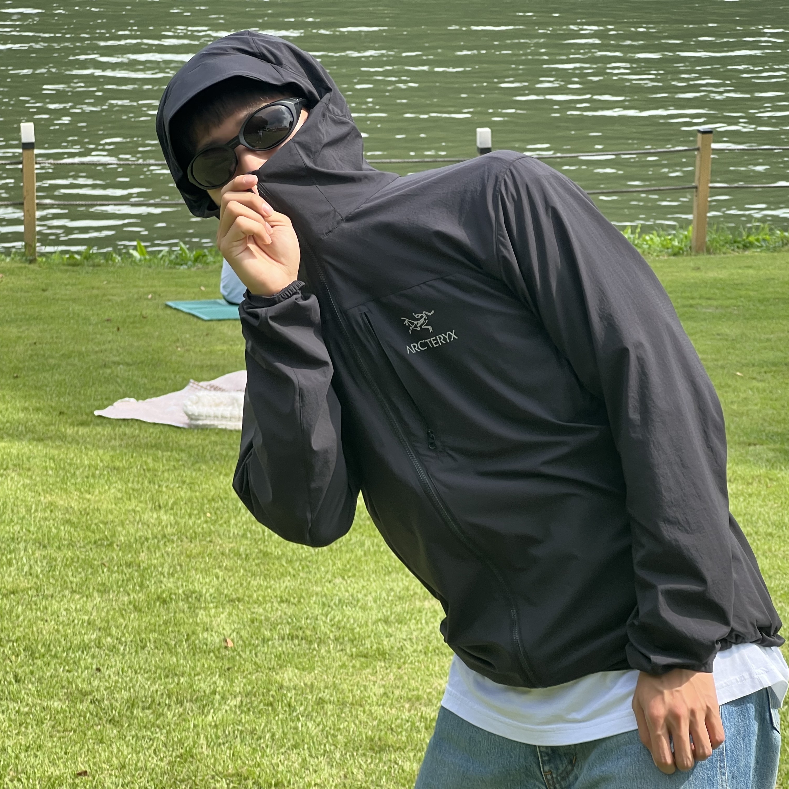 Arc'teryx Squamish Hoody Black, Oakley Eye Jacket Redux Matte Black Frame Prizm Grey Lenses High Bridge Fit 착용 스타일 - 2
