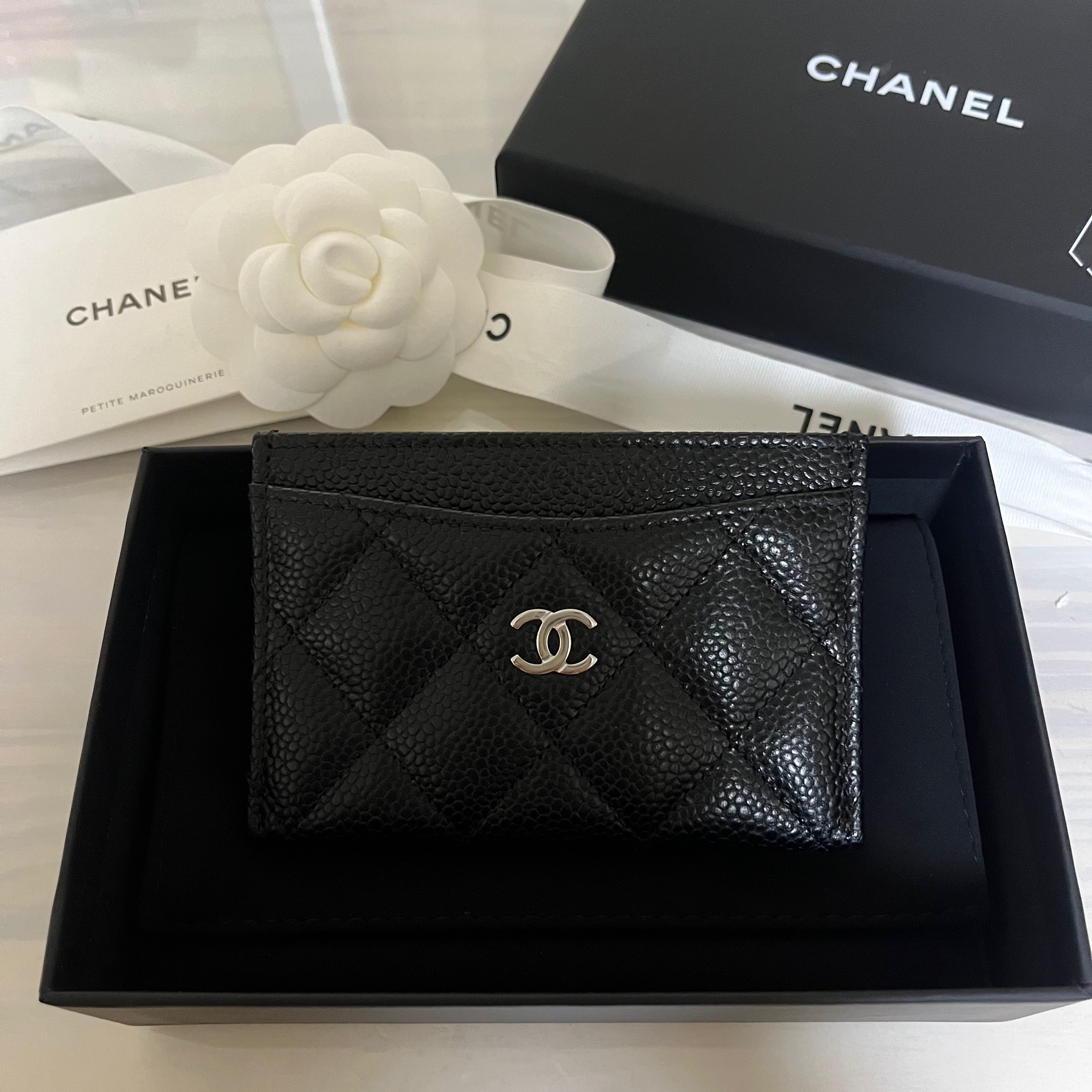 Chanel Classic Card Holder Grained Calfskin & Silver Black 착용 스타일
