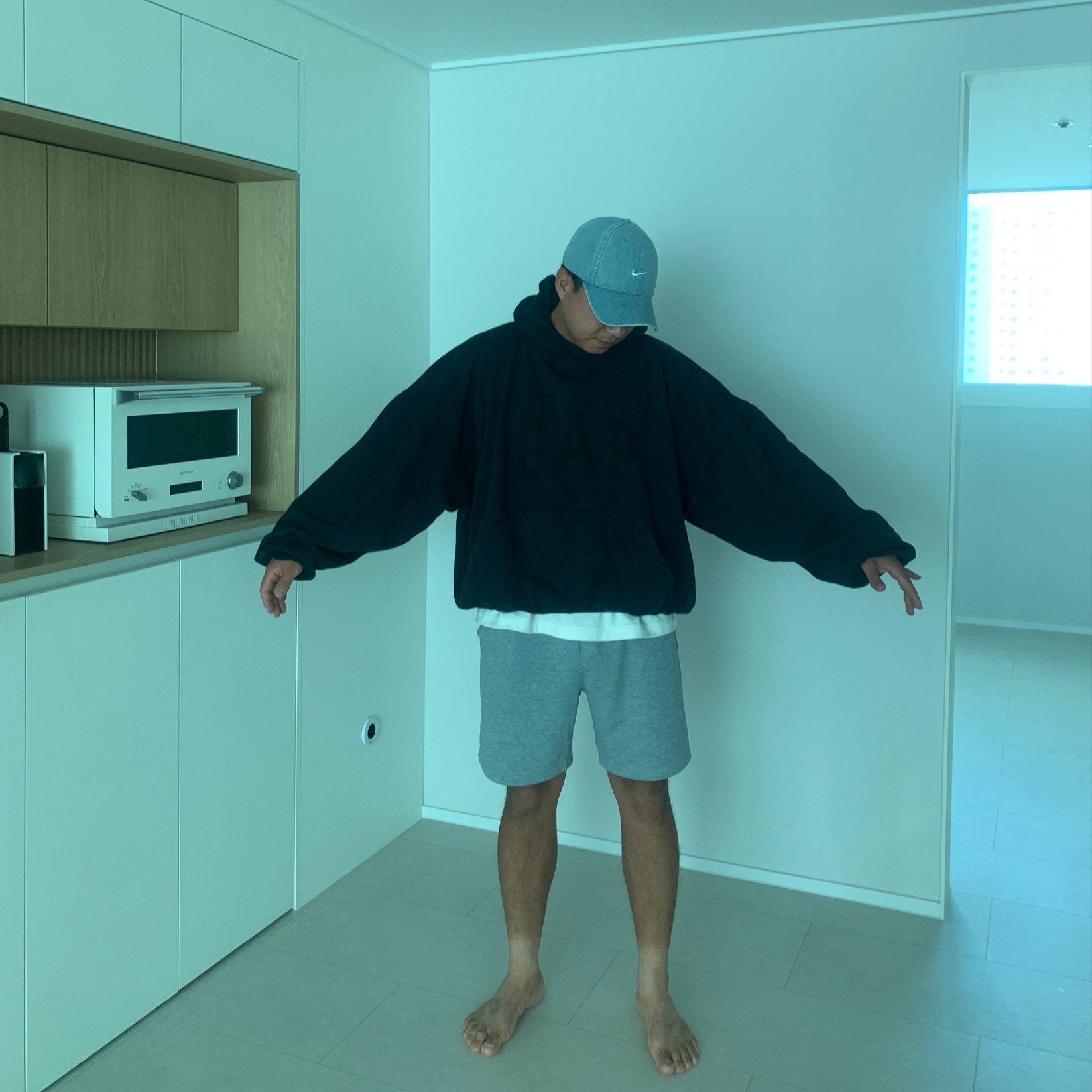 Yeezy Gap Engineered By Balenciaga Dove Hoodie Washed Black 착용 스타일
