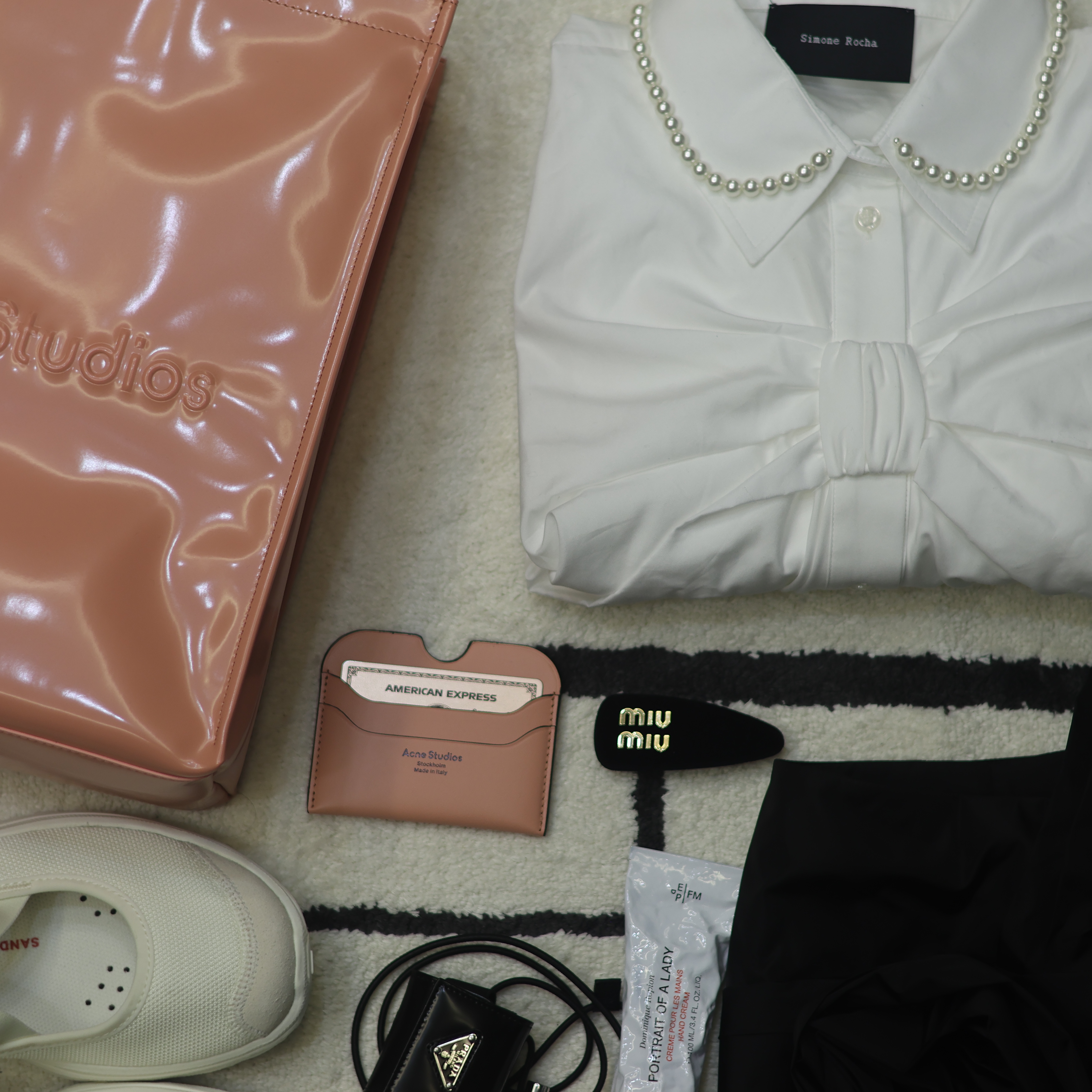 (W) Simone Rocha Front Bow Gathered Shirt White, (W) Miu Miu Velvet Hair Clip Black 착용 스타일 - 3
