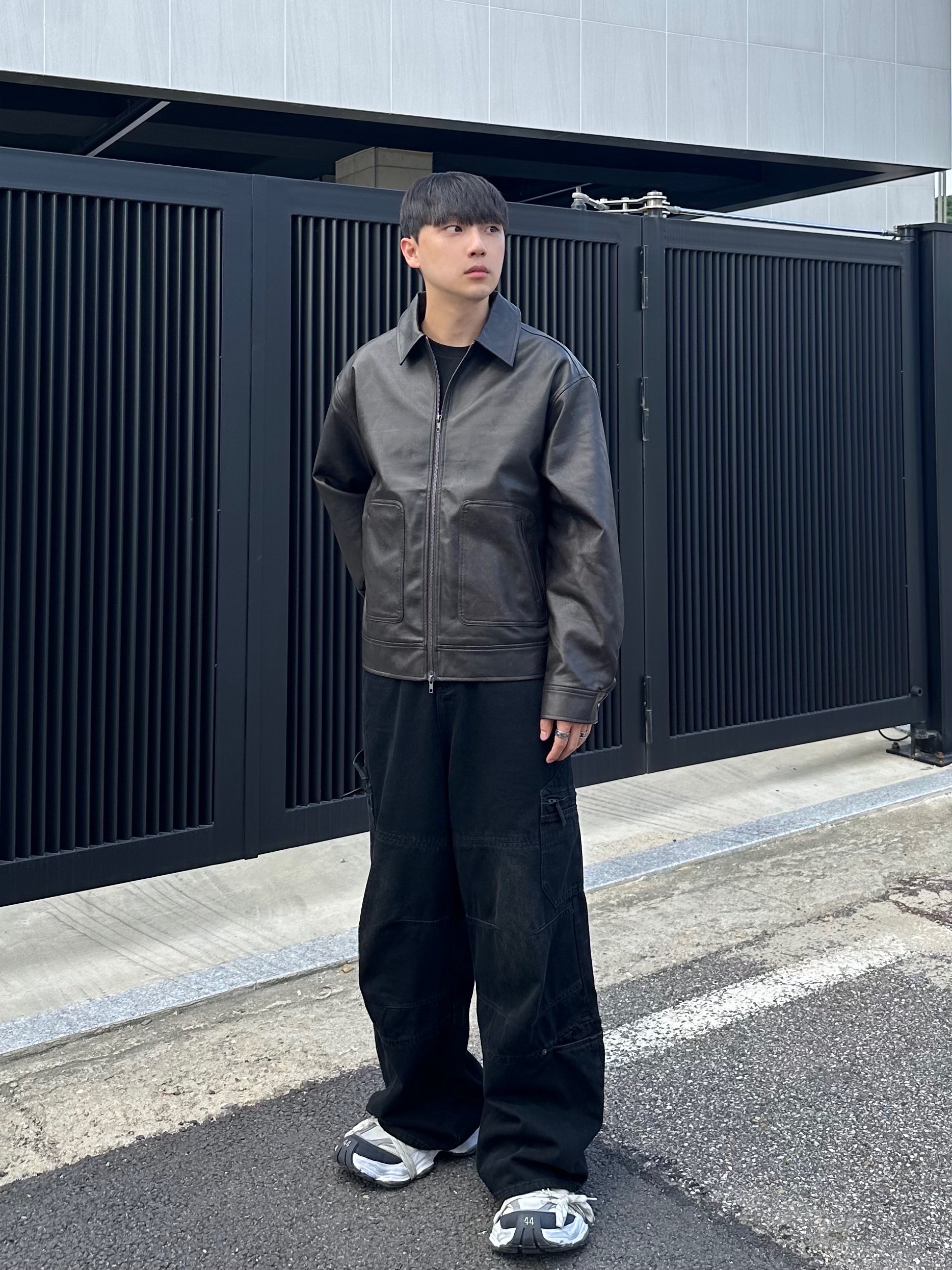 Balenciaga Cargo Sneakers White Grey 착용 스타일 - 2