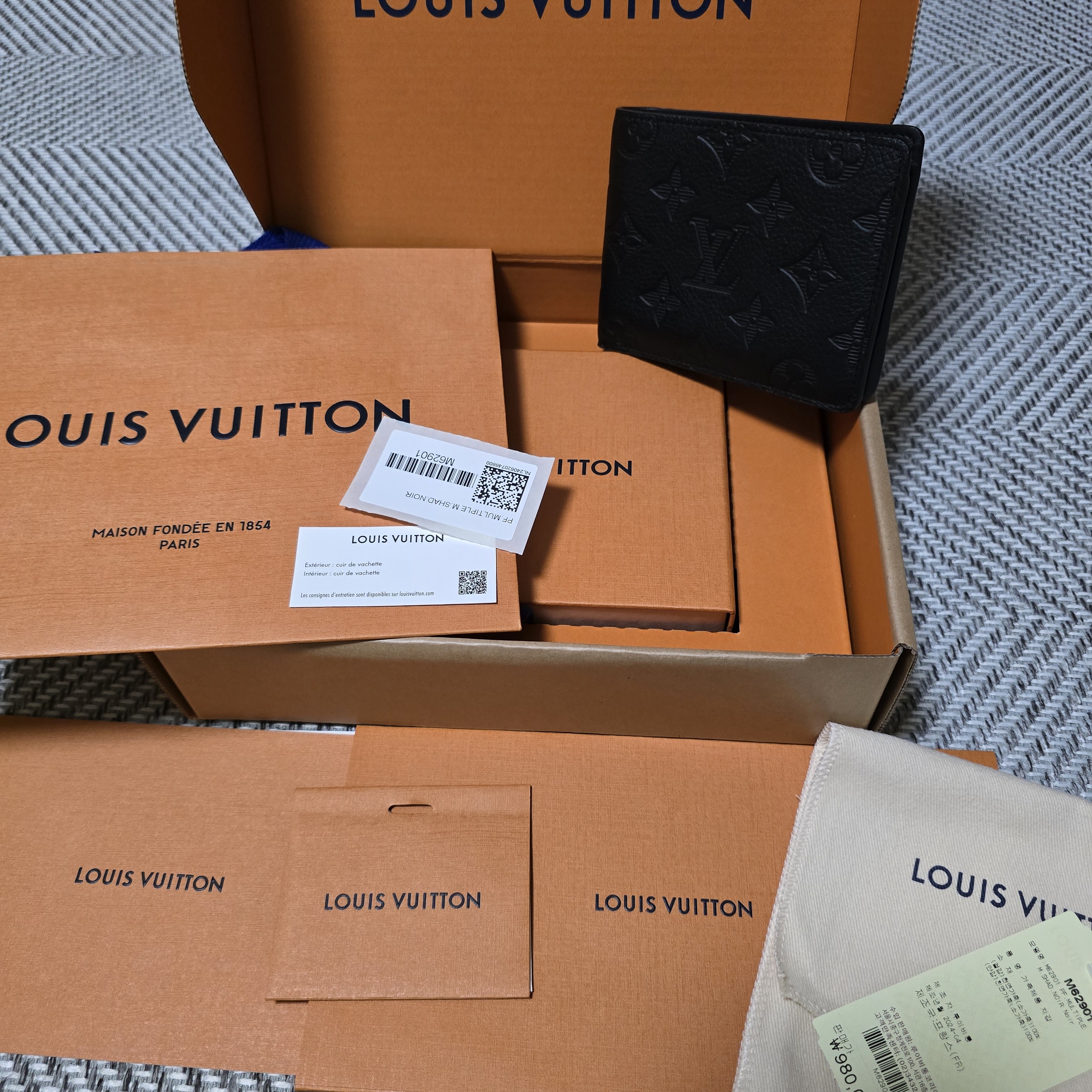Louis Vuitton Multiple Wallet Monogram Shadow 착용 스타일 - 6