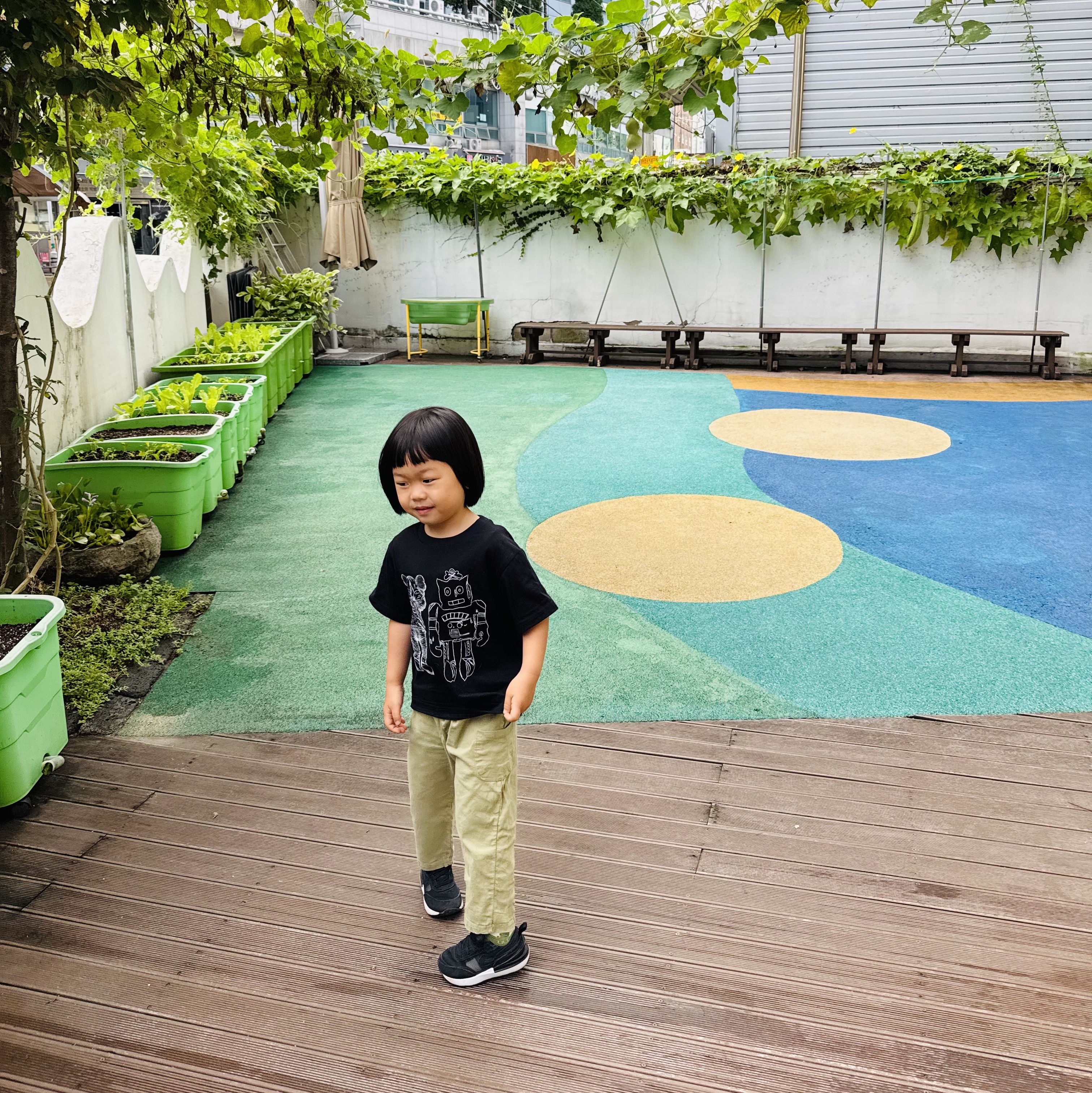 (Kids) Uniqlo UT x Kaws x Warhol S/S Graphic T-Shirt C Black, (TD) Nike Waffle One Black 착용 스타일 - 1