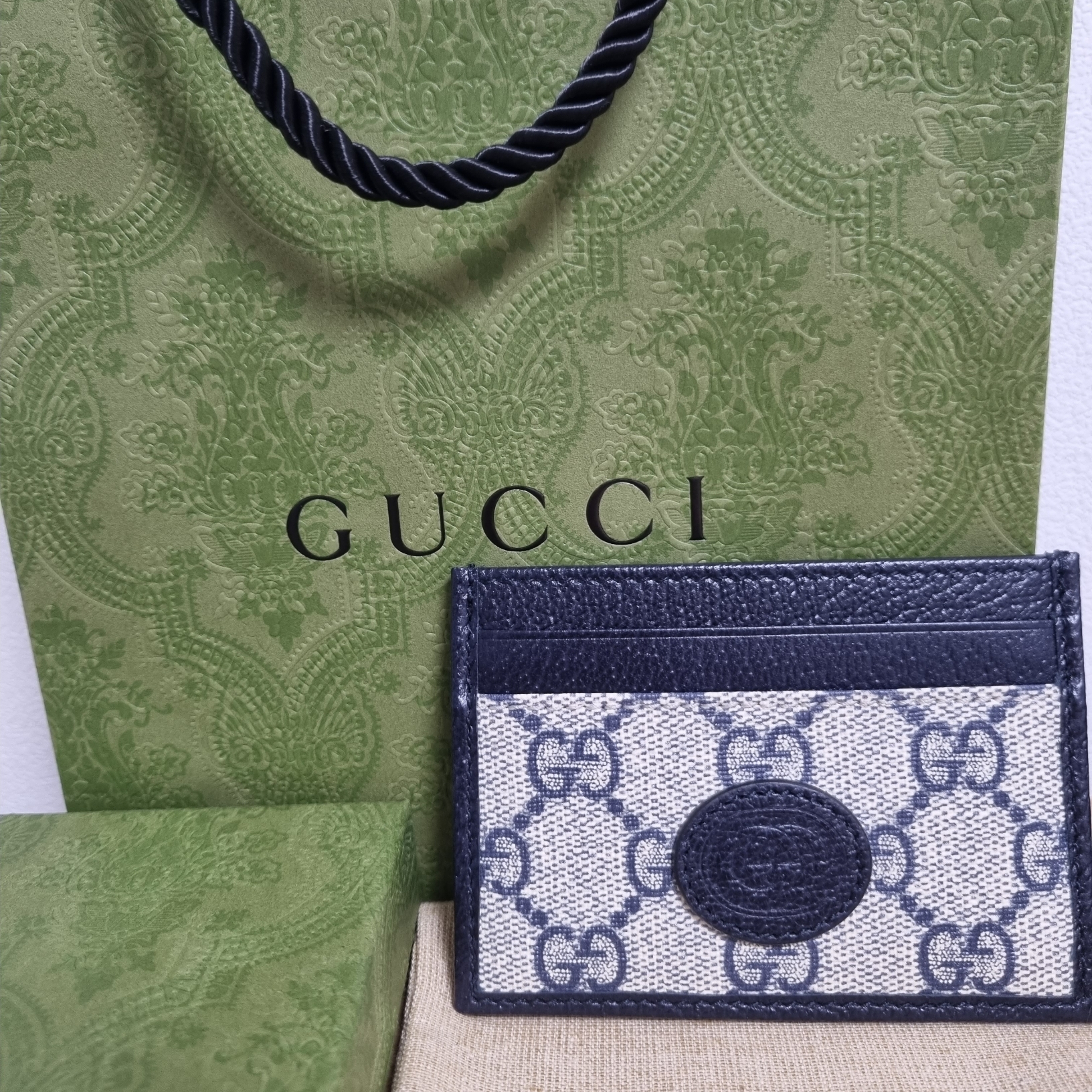 Gucci GG Card Case Beige Blue Supreme 착용 스타일