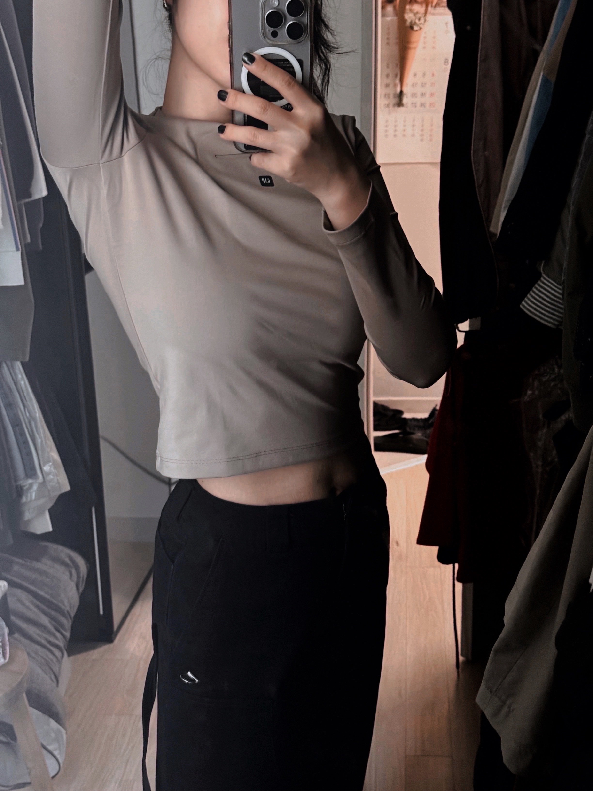 (W) Yeezy Gap Engineered by Balenciaga Long-Sleeve Second Skin Beige, (W) Mischief Apron Pocket Work Pants Black 착용 스타일 - 1