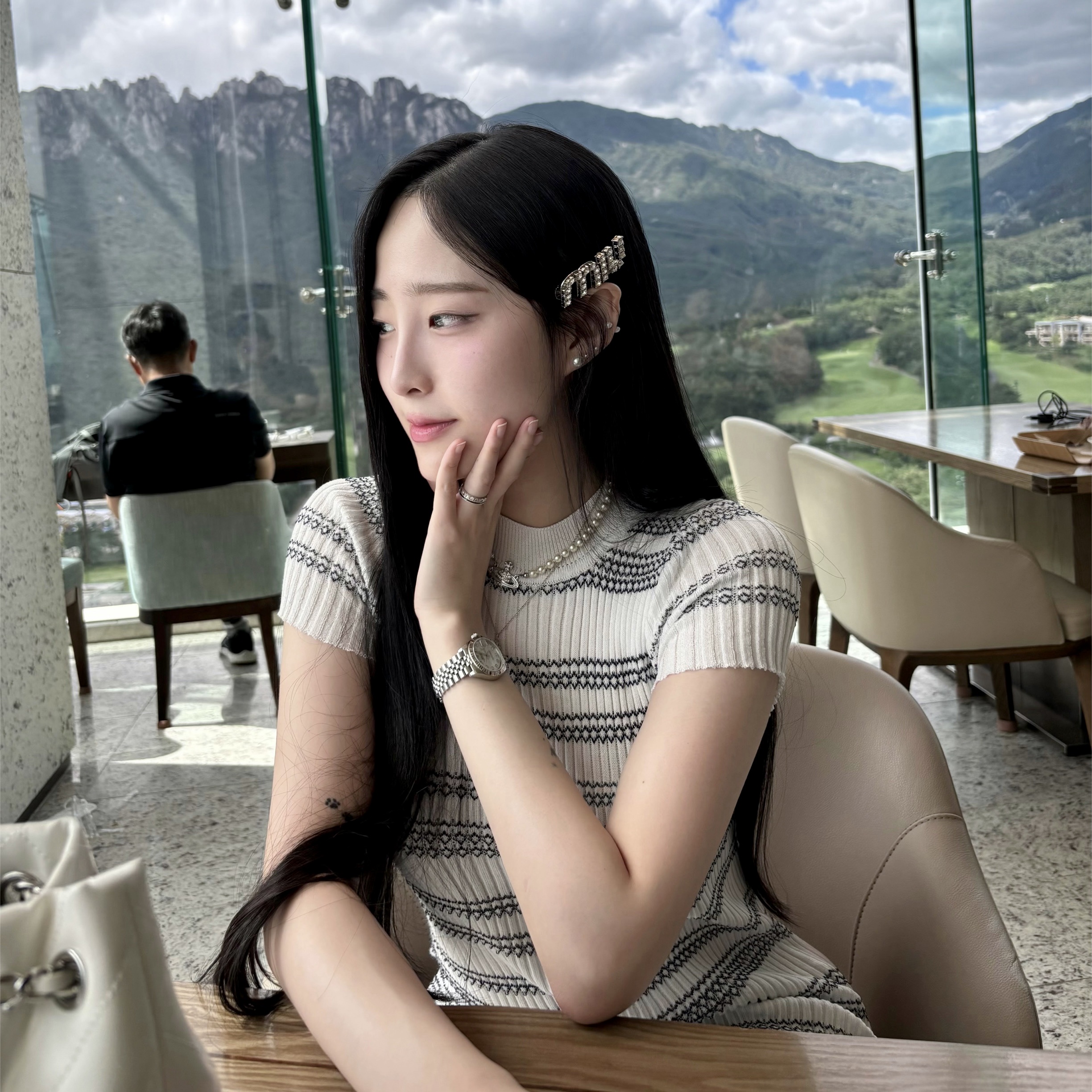 (W) Miu Miu Crystal Hair Clip Steel, Vivienne Westwood Mini Pearl Bas Relief Necklace Silver 착용 스타일