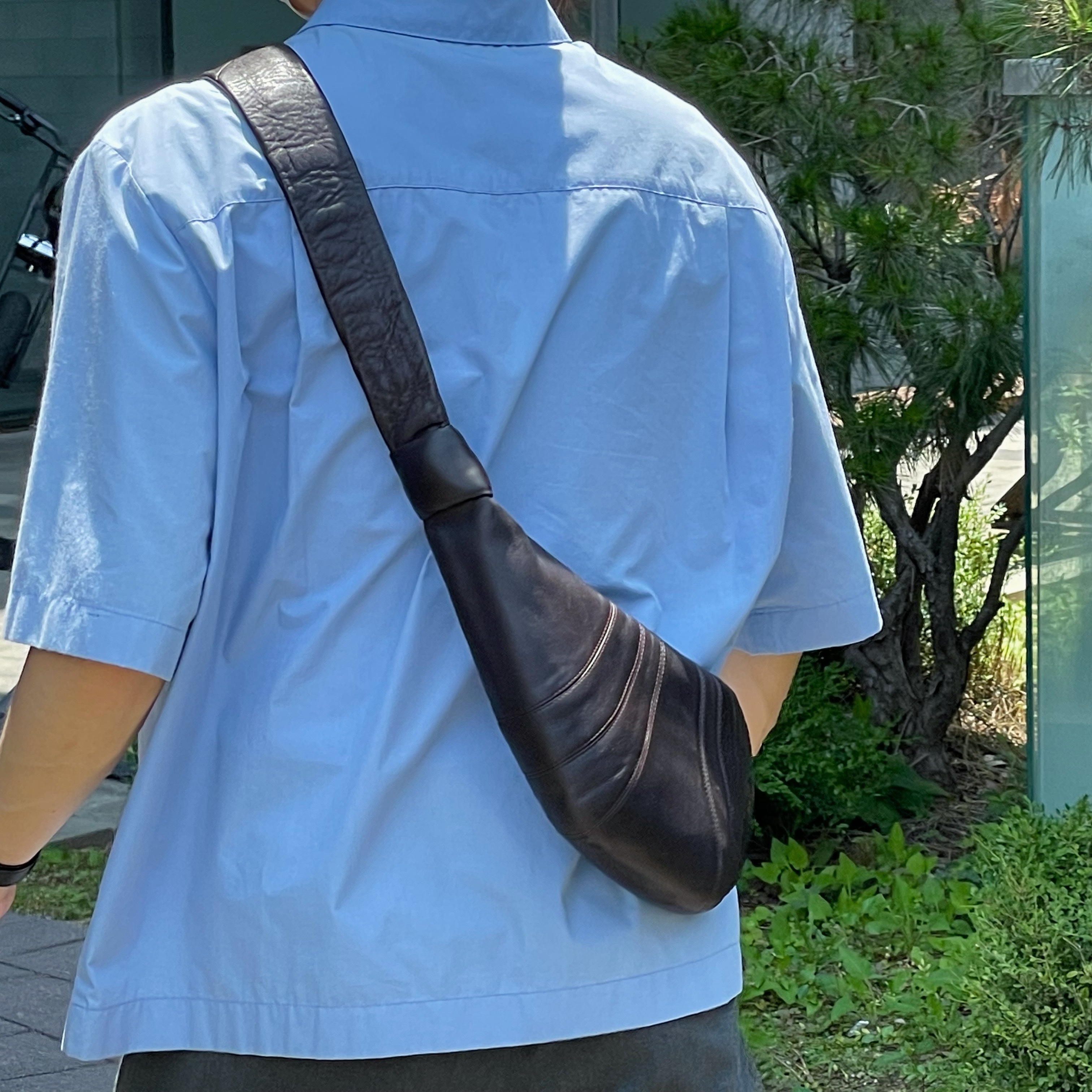 Lemaire Small Croissant Bag Soft Nappa Leather Dark Chocolate, Cartier Tank Must Watch Small Quartz Steel Calfskin Black 착용 스타일 - 1