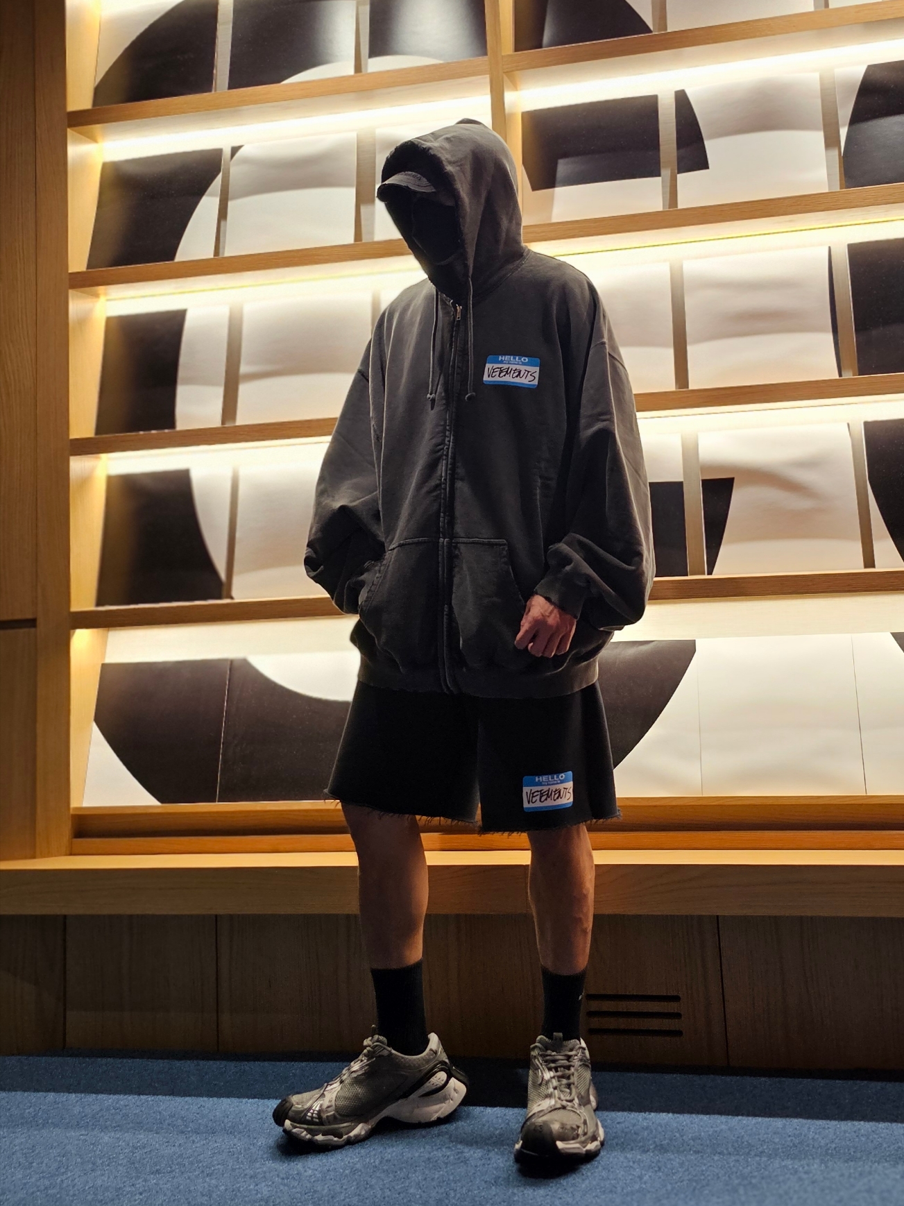 Vetements My Name Is Vetements Hoodie Black, Balenciaga Stapler Sneaker Beige Grey 착용 스타일 - 2