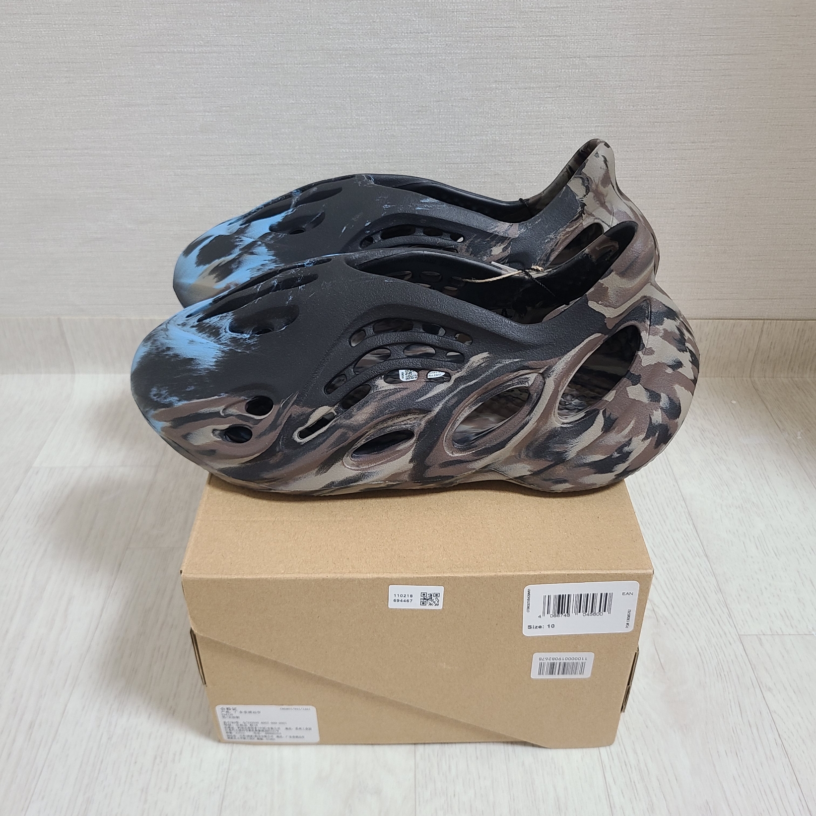 Adidas Yeezy Foam RNNR MX Cinder 착용 스타일