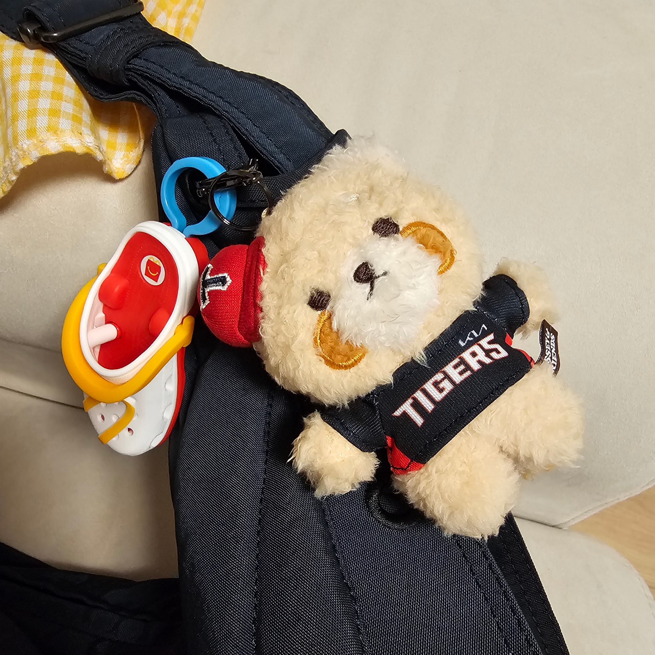 Lessey & Friends x KBO The Strongest Lessey Stuffed Toy Keyring KIA Tigers 착용 스타일