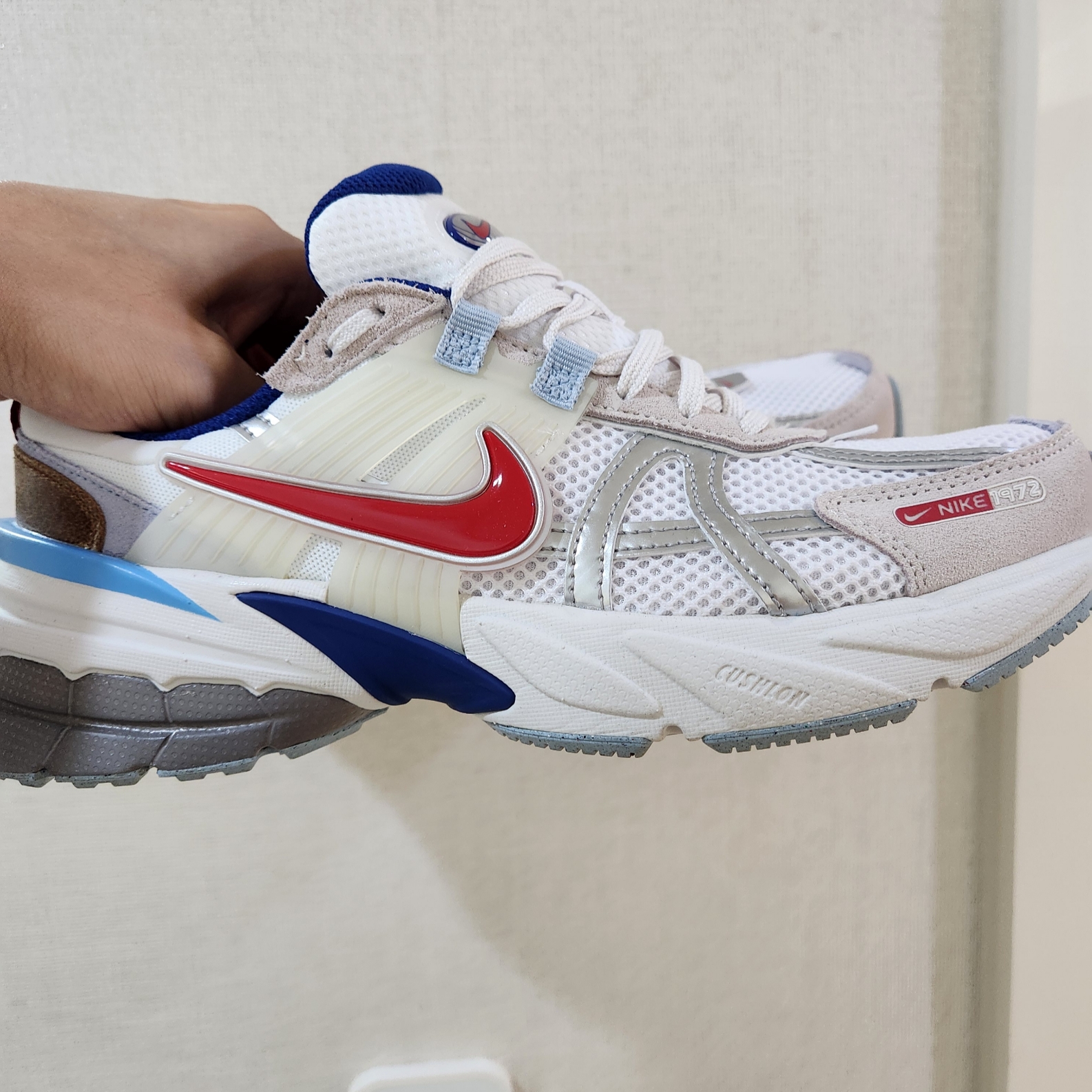 Nike V2K Run Metallic Silver Gym Red 착용 스타일 - 2