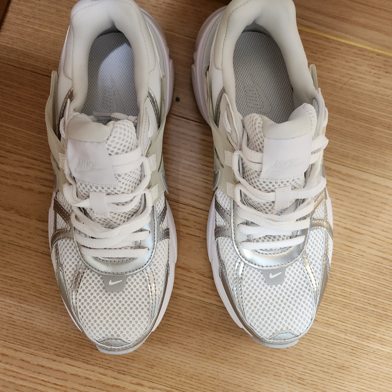 Nike V2K Run Metallic Silver White 착용 스타일 - 1