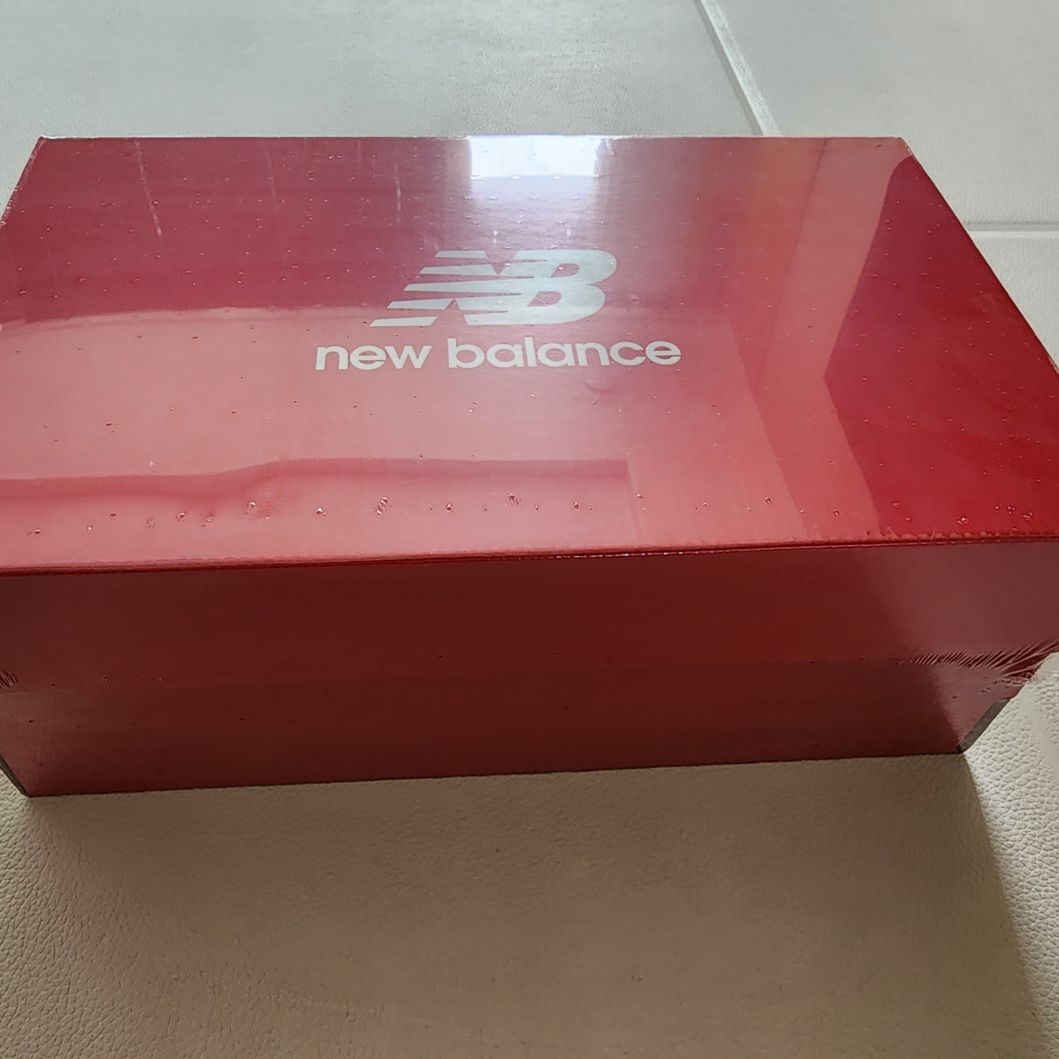 (W) New Balance FuelCell Rebel v4 Ultra Pink Black - D Wide 착용 스타일 - 2