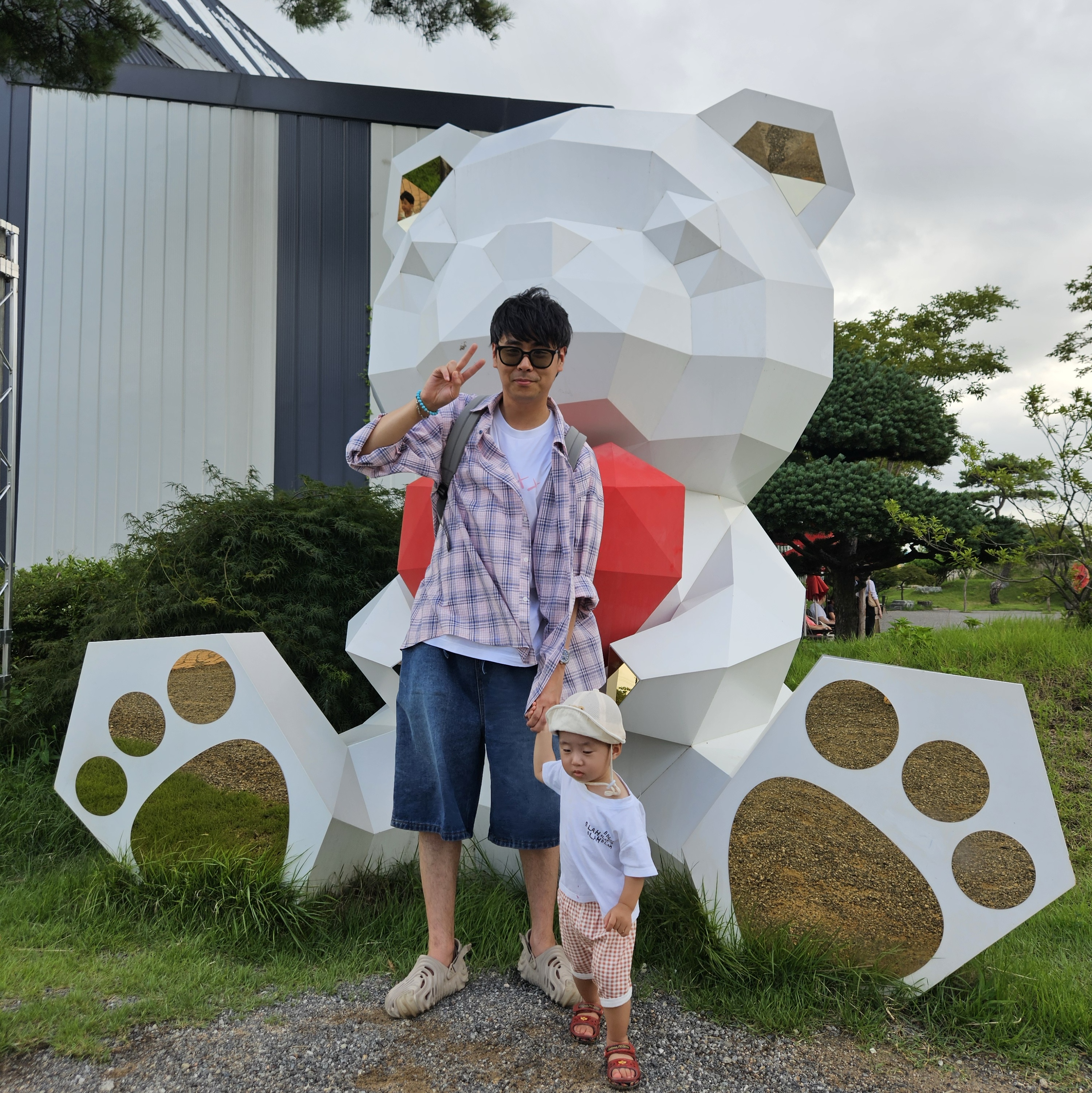 Gentle Monster Lilit 01 K Khaki, Uniqlo UT x Kaws Short Sleeve Graphic T-Shirt White 착용 스타일