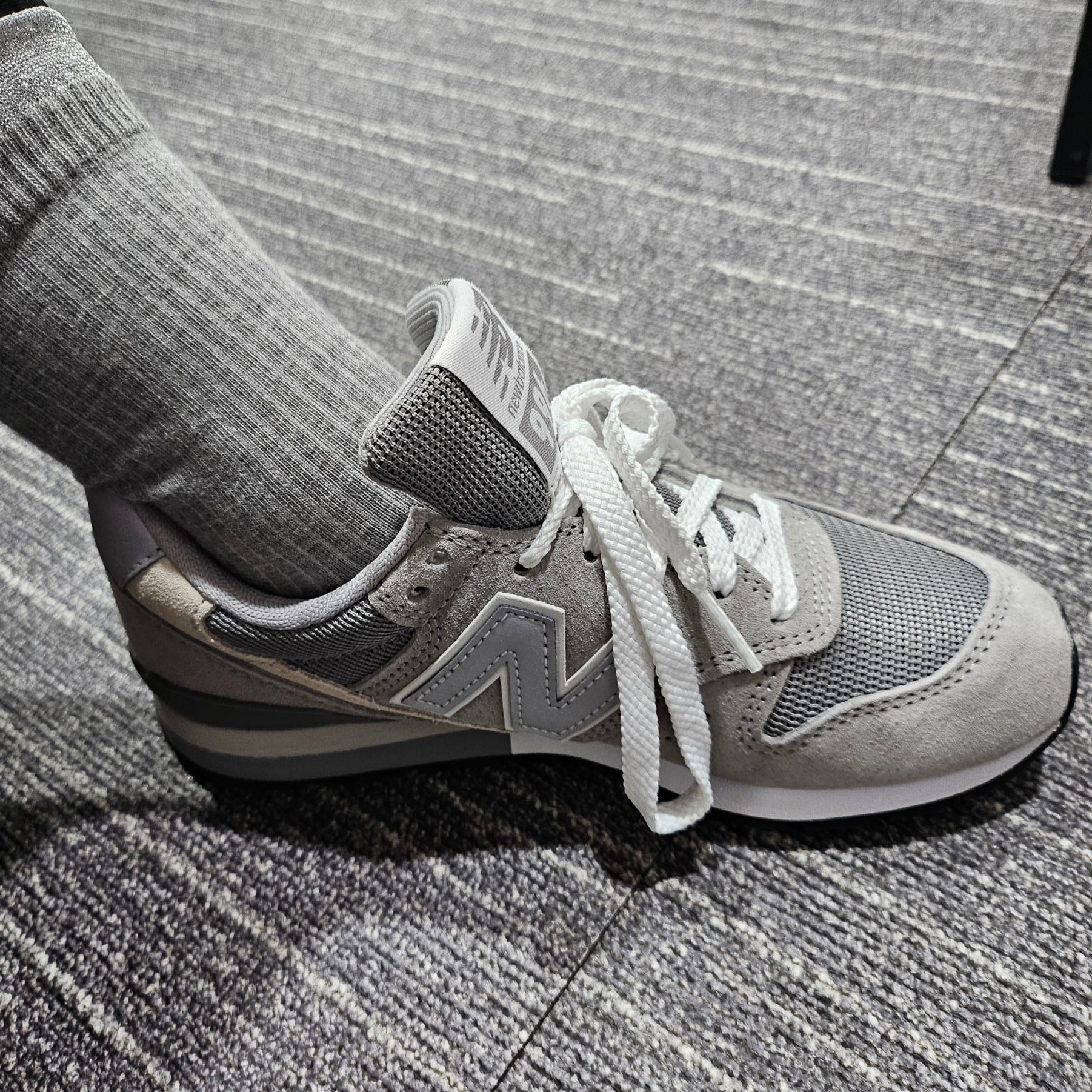 New Balance 996 Grey 착용 스타일 - 3