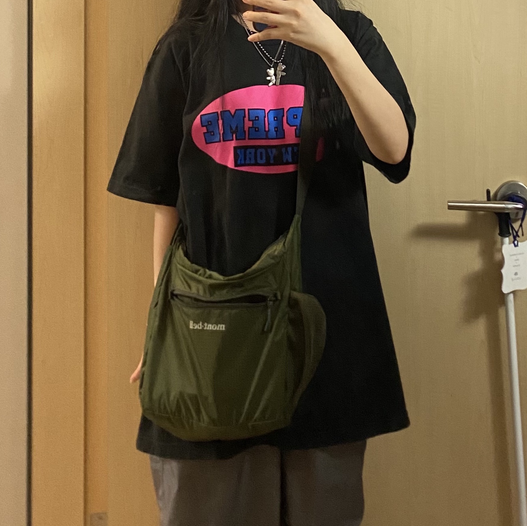 Montbell Pocketable Light Shoulder Bag Small Khaki Green 착용 스타일
