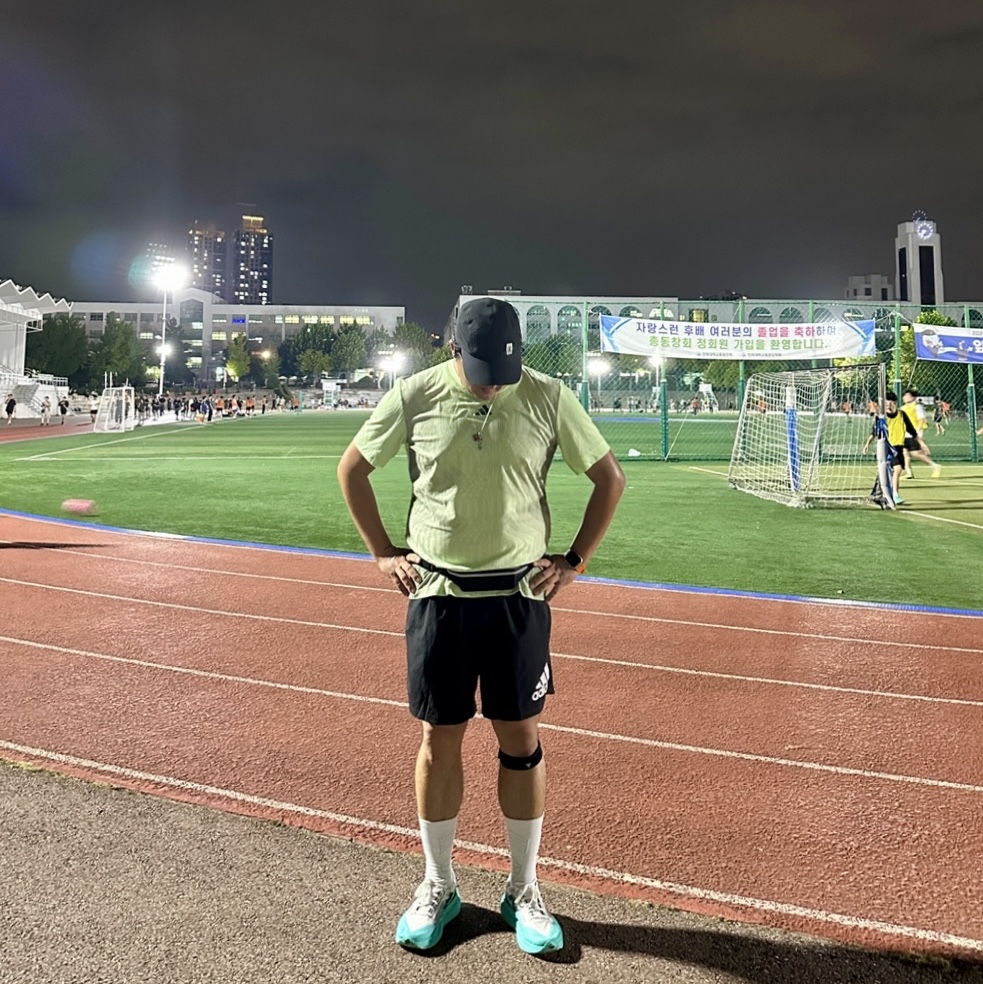 On Running Lightweight Cap Black, New Balance Fuelcell Rebel v4 Cyber Jade White - 2E Wide 착용 스타일