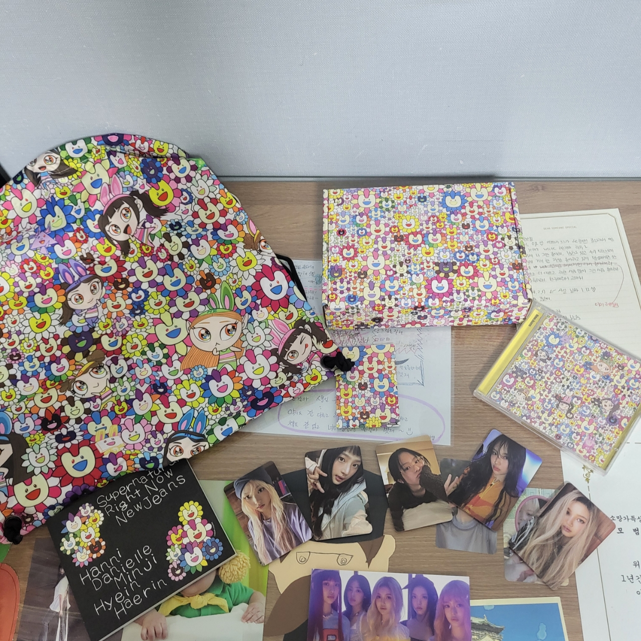 NewJeans Supernatural NJ x Murakami Drawstring Bag Ver. 착용 스타일