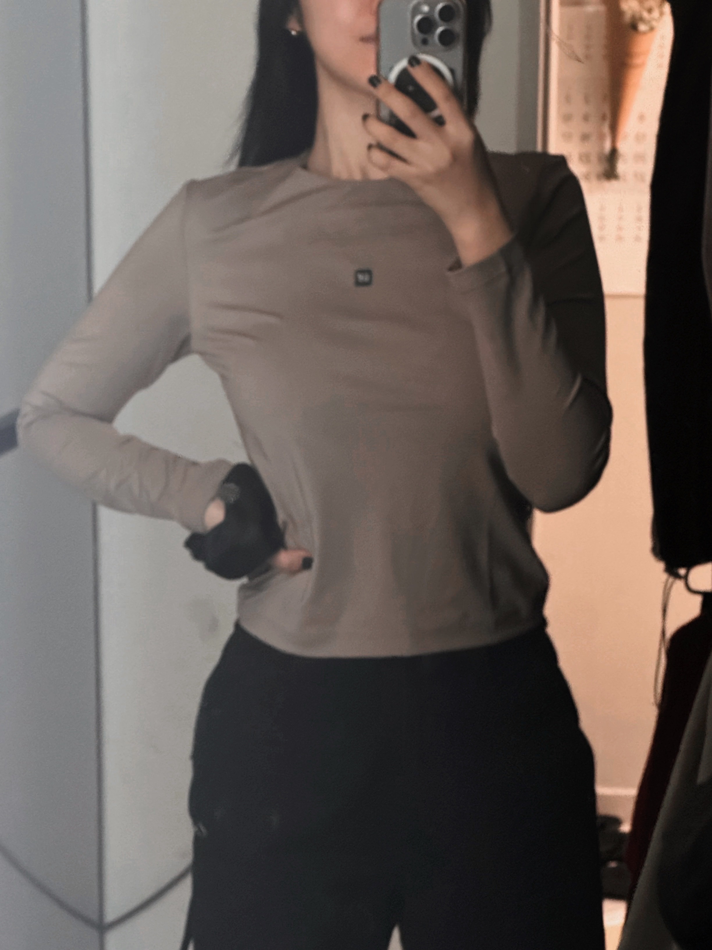 (W) Yeezy Gap Engineered by Balenciaga Long-Sleeve Second Skin Beige, (W) Mischief Apron Pocket Work Pants Black 착용 스타일 - 2