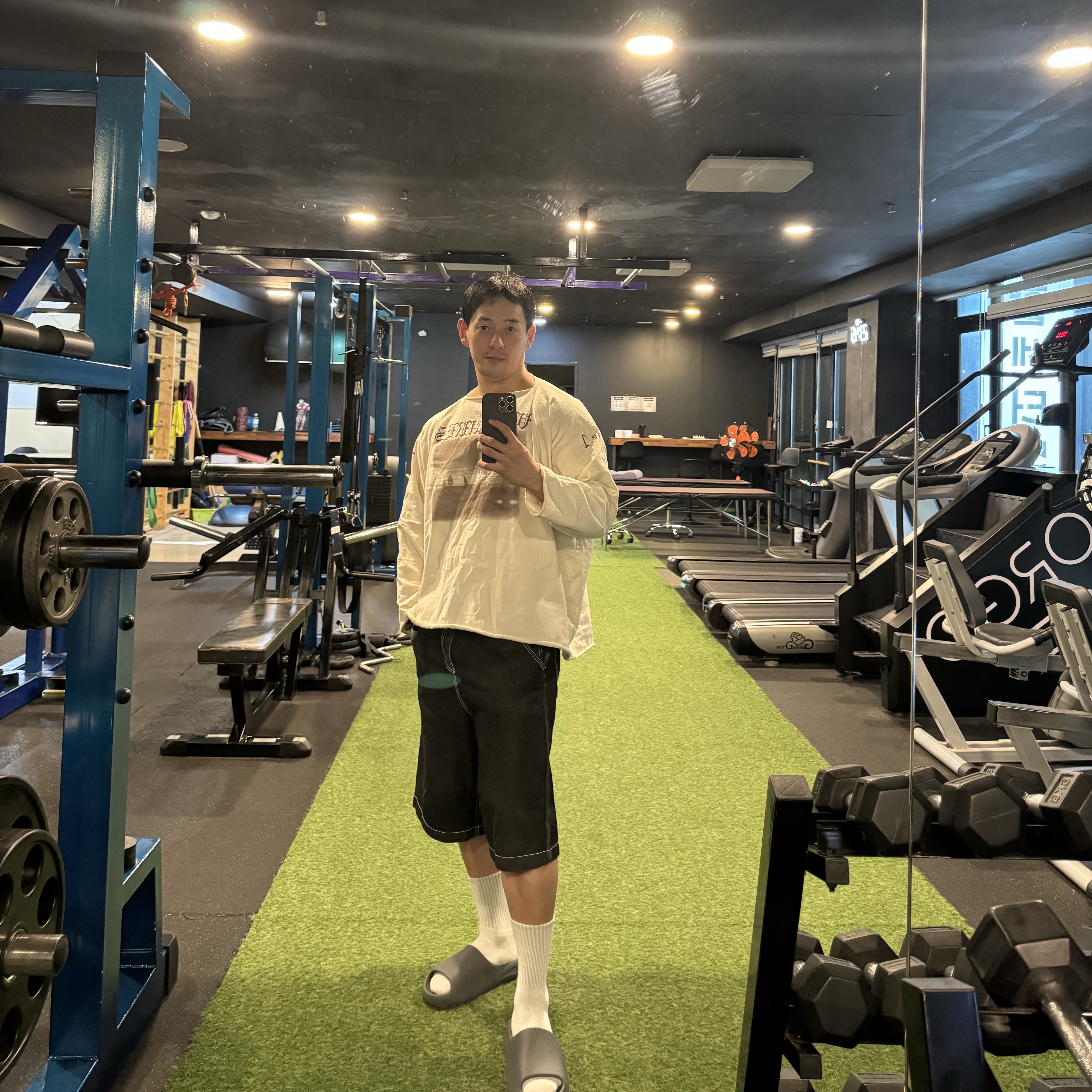 Yeezy Vultures Long T-Shirt White, Supreme x Nike Denim Short Black - 24SS 착용 스타일