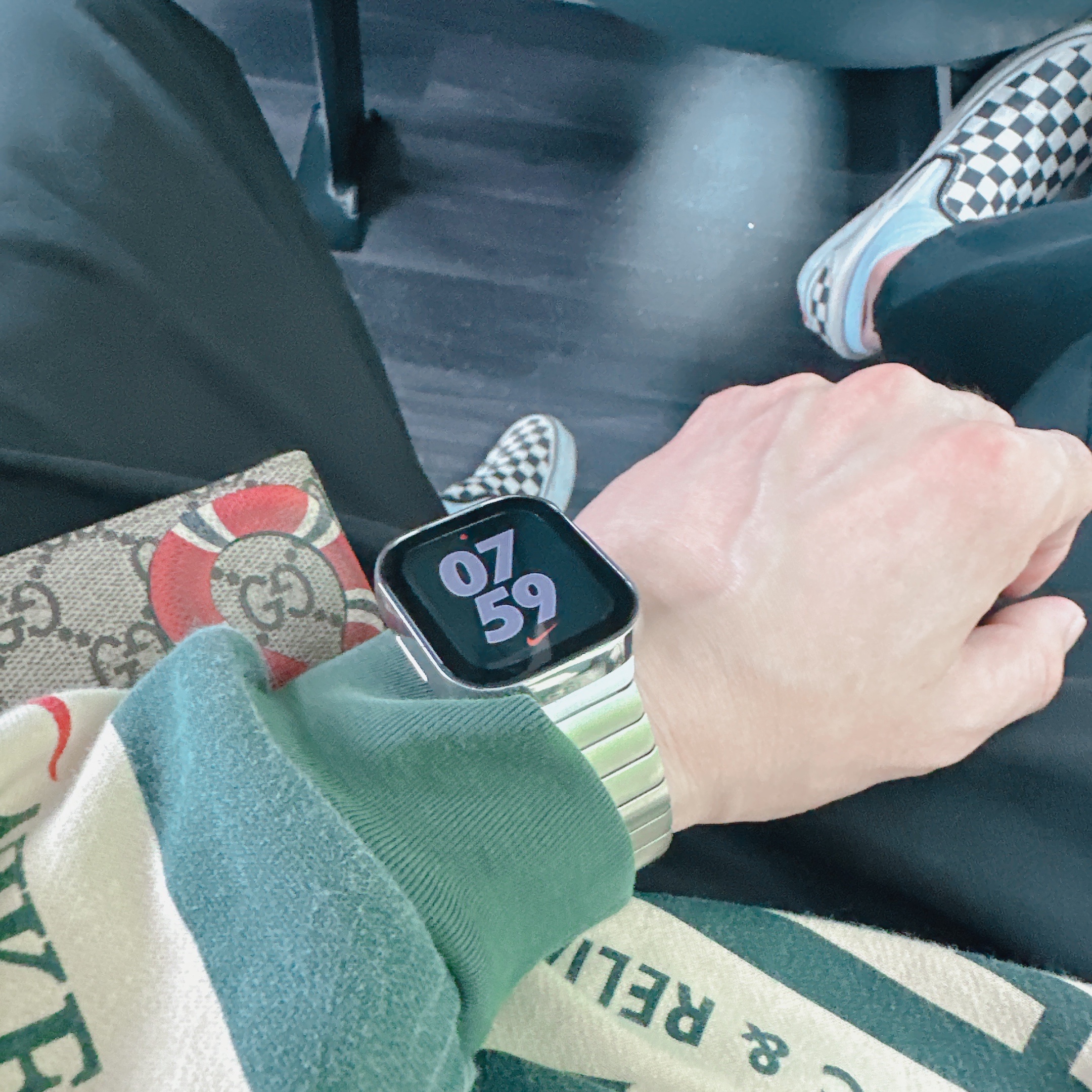 Apple Watch Series 9 41mm Cellular Graphite Stainless Steel Case with Sport Band M/L Midnight (Korean Ver.), Gucci Kingsnake Print GG Supreme Wallet 착용 스타일