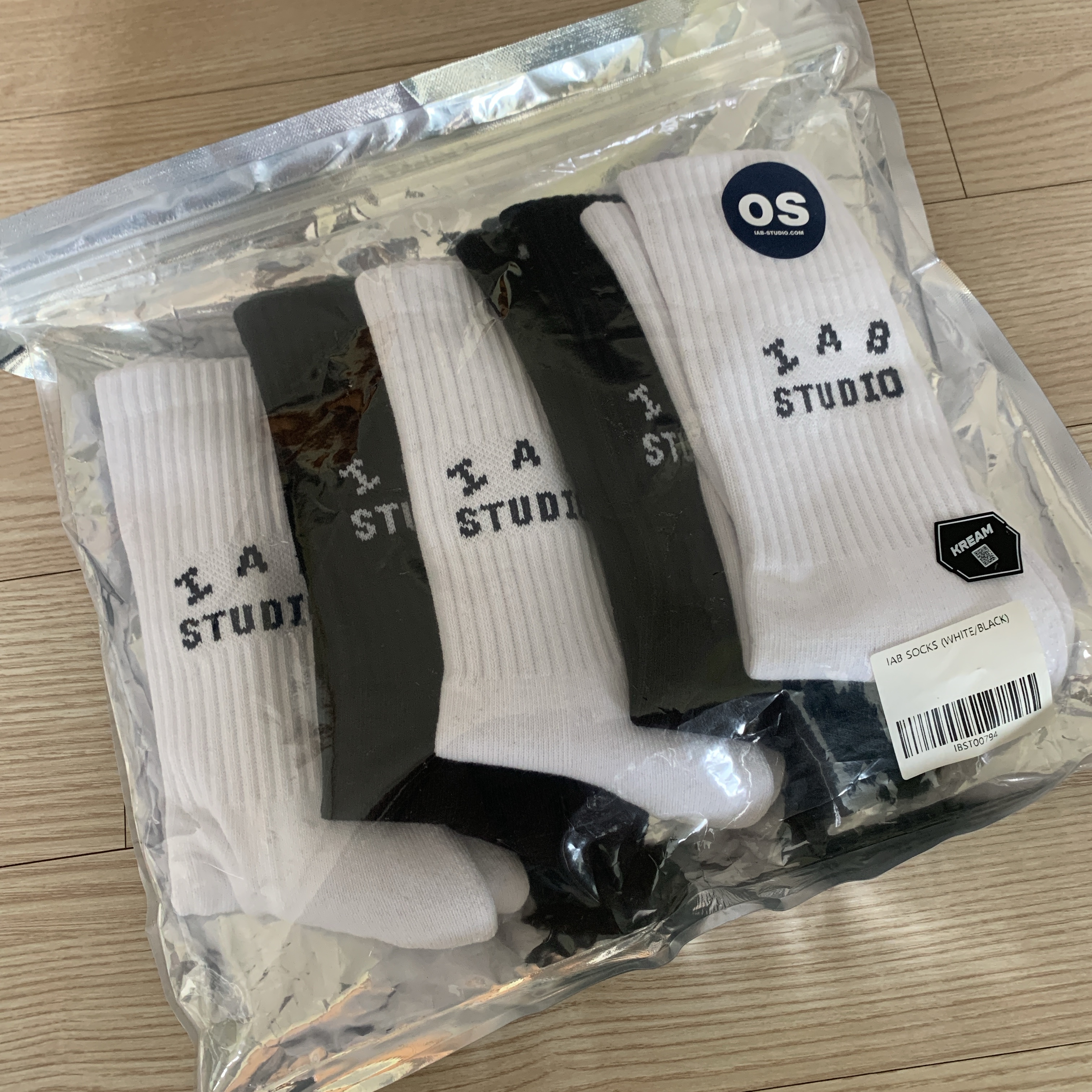 IAB Studio Socks White Black (5 Pack) 착용 스타일