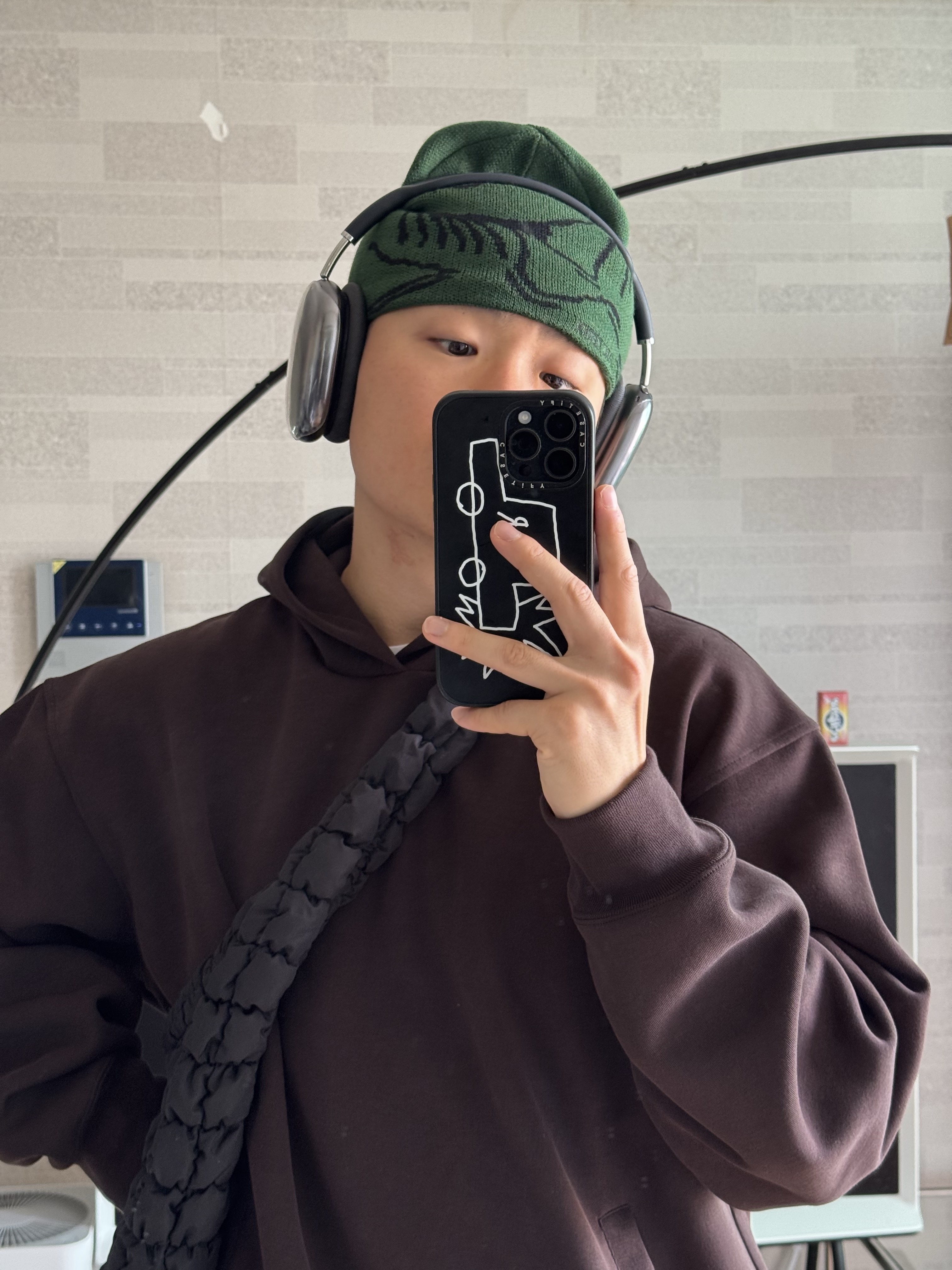 COS Quilted Oversized Shoulder Bag Black, Arc'teryx Bird Head Toque Eden Black 착용 스타일 - 2