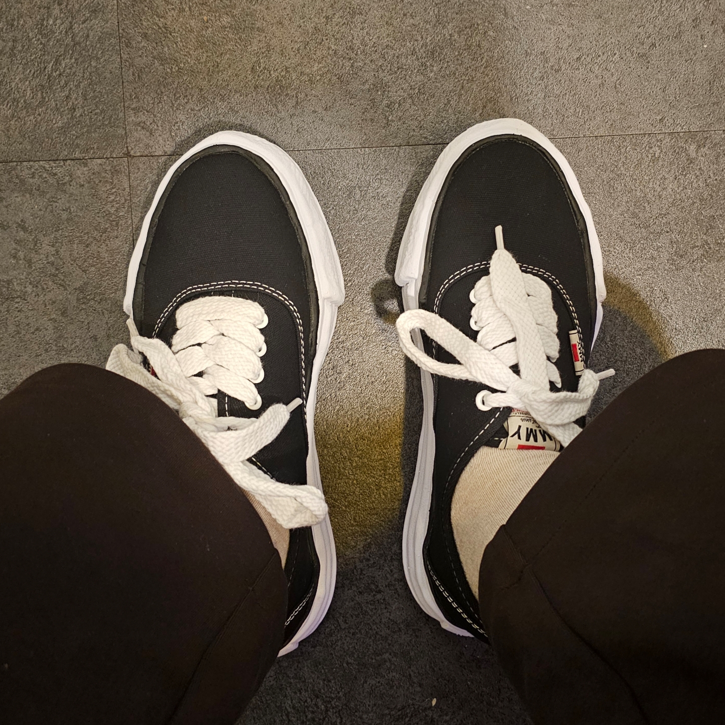 Maison Mihara Yasuhiro Baker OG Sole Canvas Low Cut Sneakers Black 착용 스타일 - 2