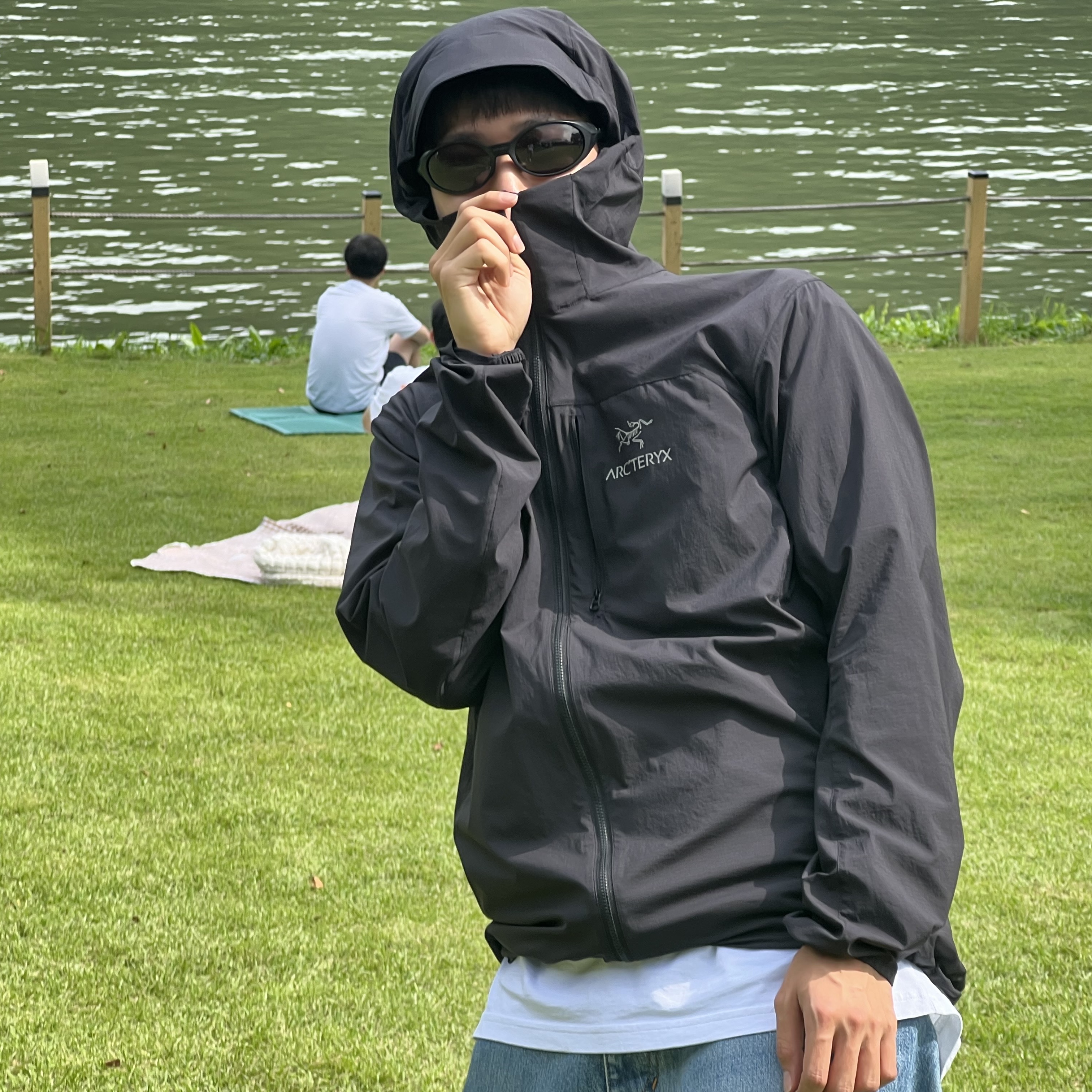 Arc'teryx Squamish Hoody Black, Oakley Eye Jacket Redux Matte Black Frame Prizm Grey Lenses High Bridge Fit 착용 스타일 - 1