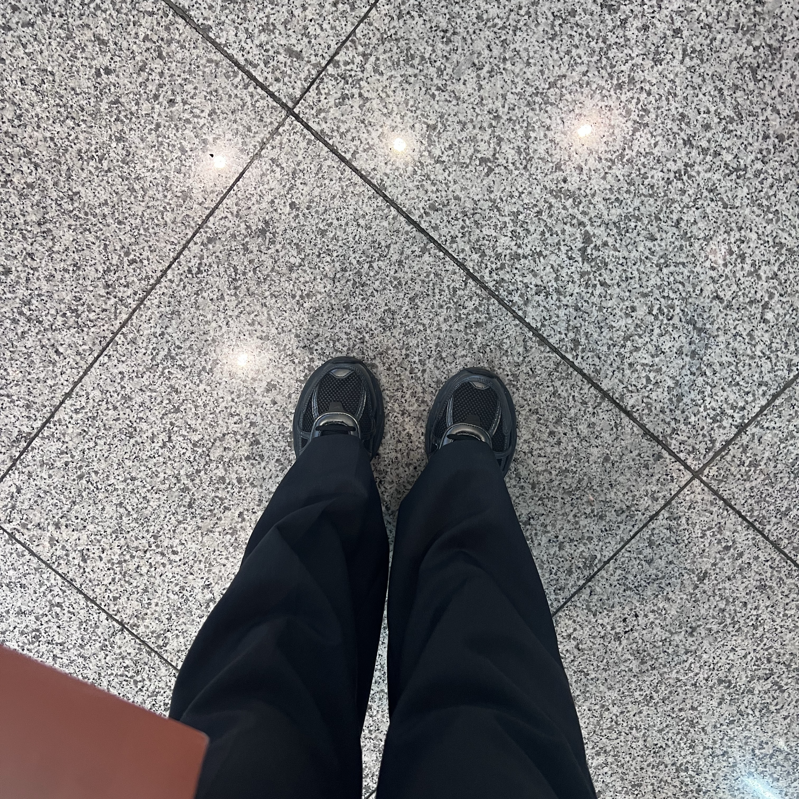 Nike V2K Run Black Anthracite 착용 스타일