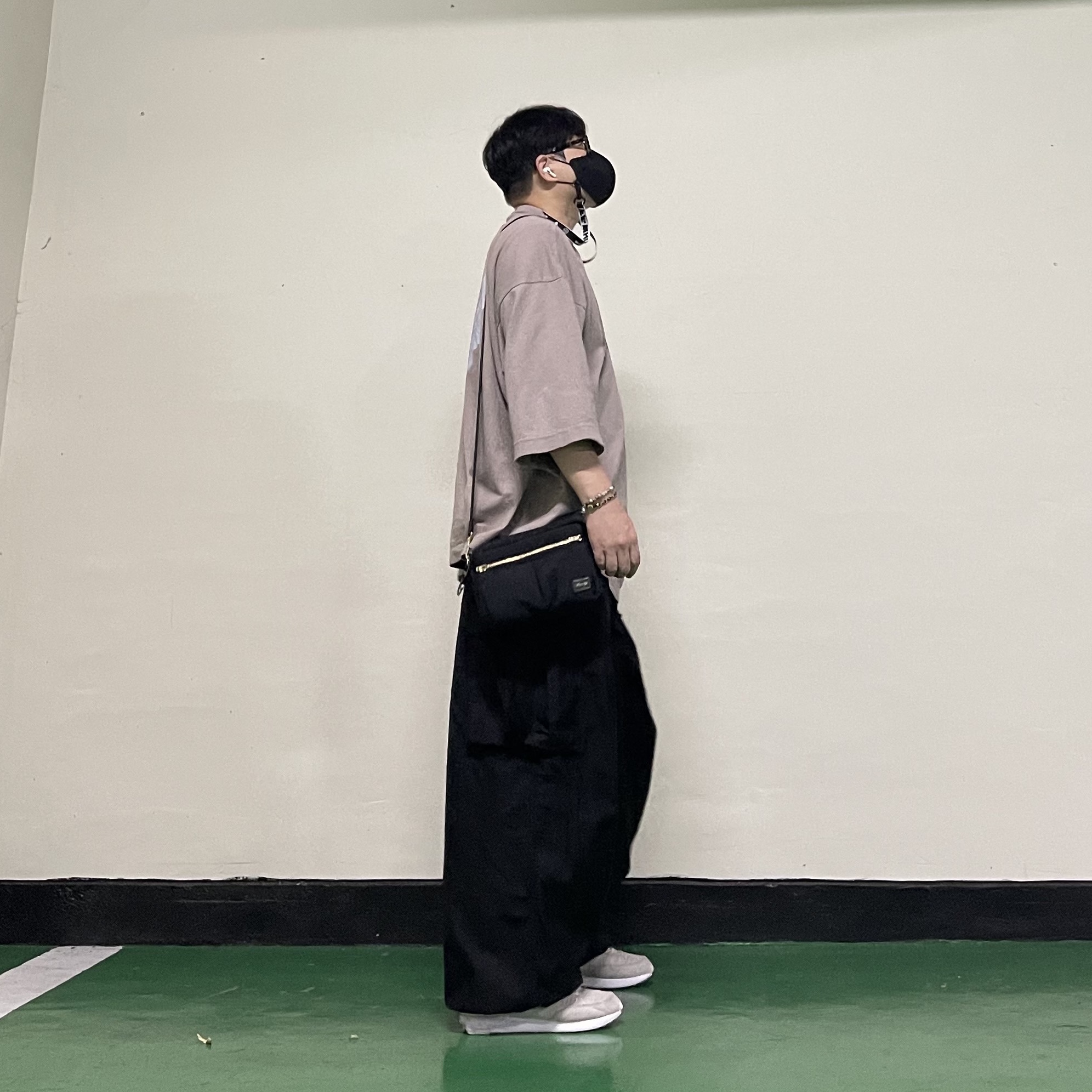 Porter Draft Shoulder Bag S Navy, Yeezy Gap Engineered By Balenciaga Dove 3/4 Sleeve T-Shirt Beige 착용 스타일 - 2