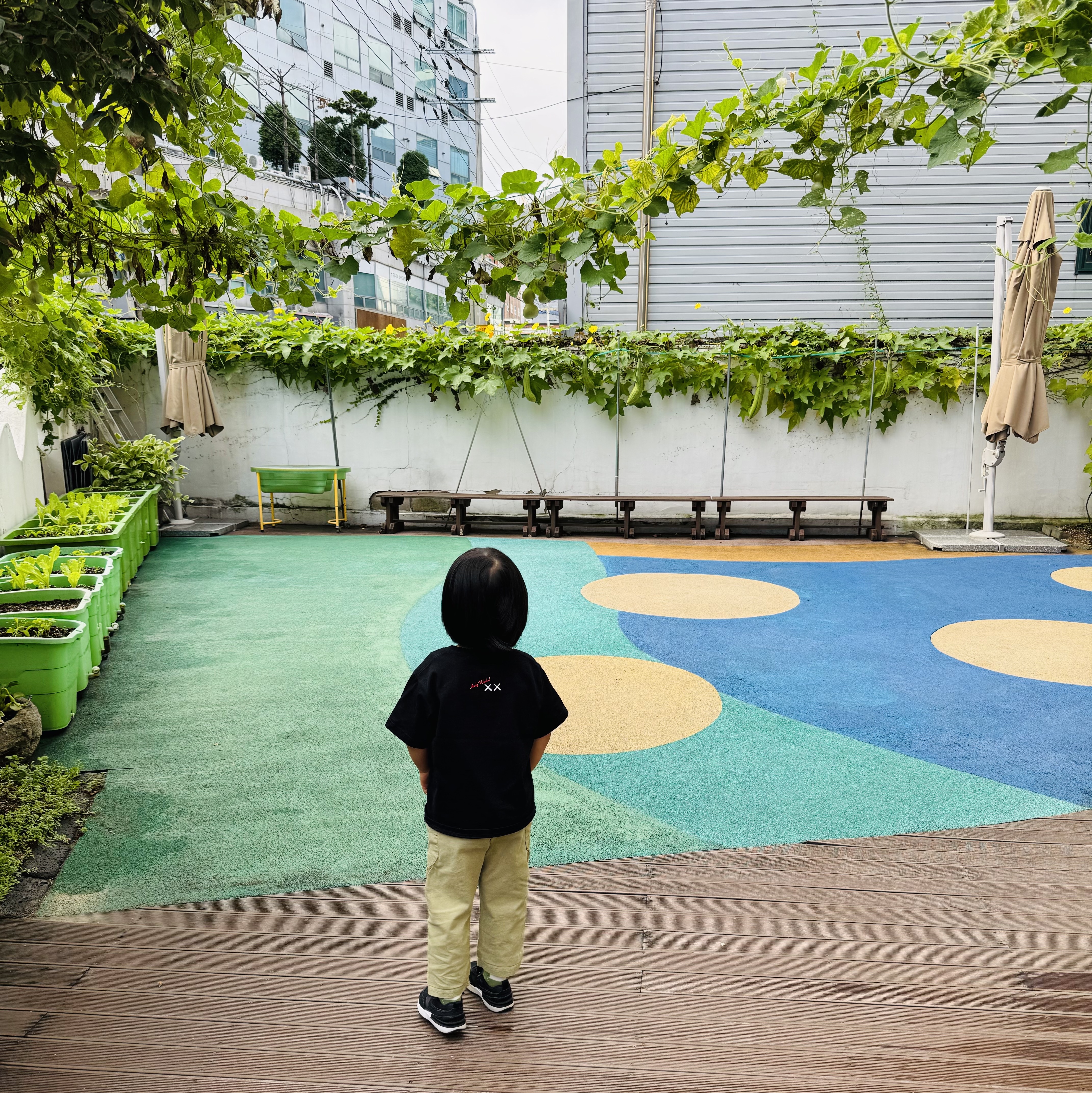 (Kids) Uniqlo UT x Kaws x Warhol S/S Graphic T-Shirt C Black, (TD) Nike Waffle One Black 착용 스타일 - 3