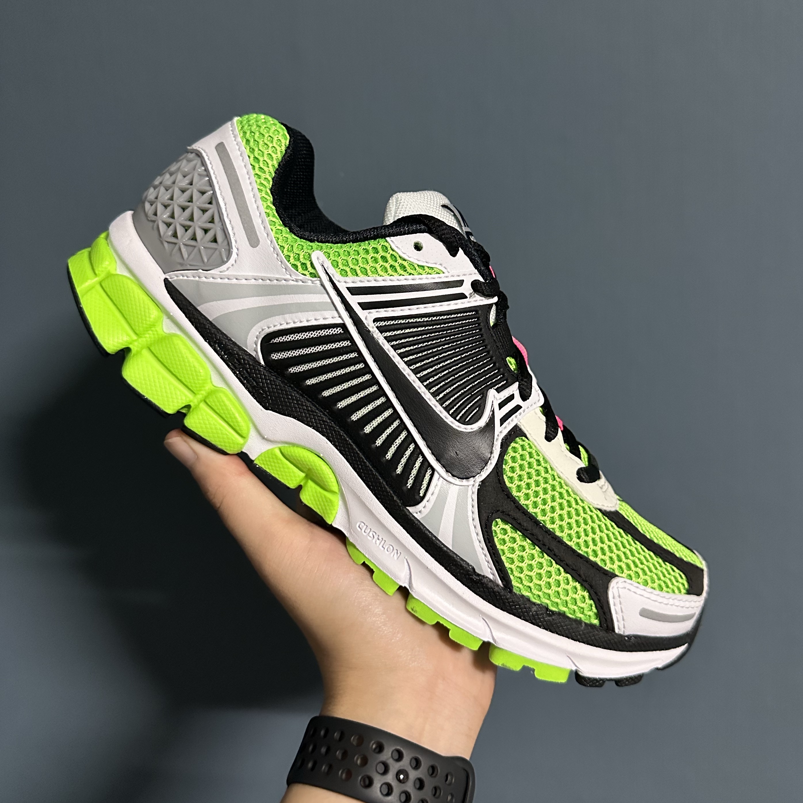 Nike Zoom Vomero 5 Electric Green Black 착용 스타일