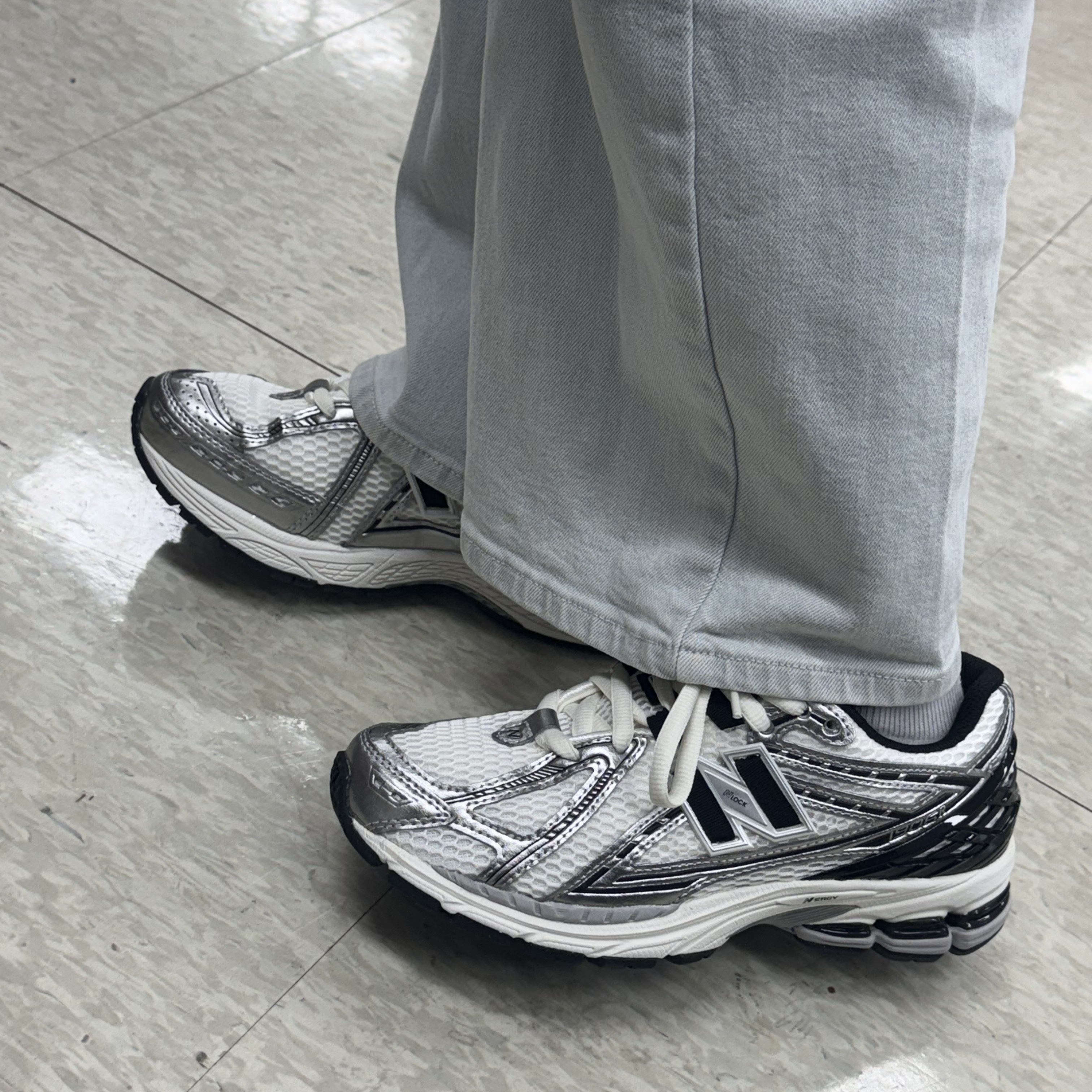 New Balance 1906R Silver Metallic Black 착용 스타일