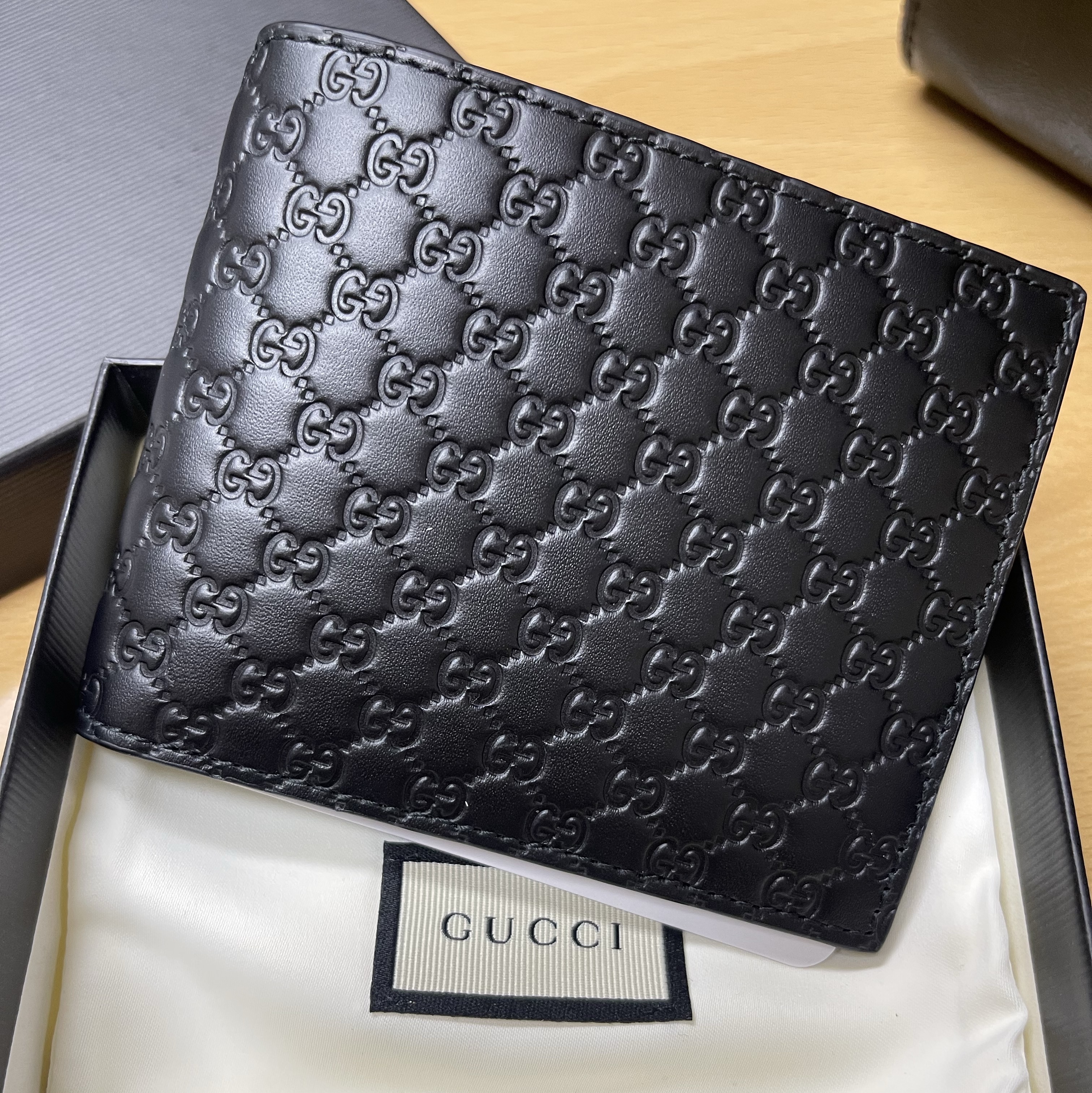 Gucci Micro GG Ssima Bi-Fold Wallet Black 착용 스타일