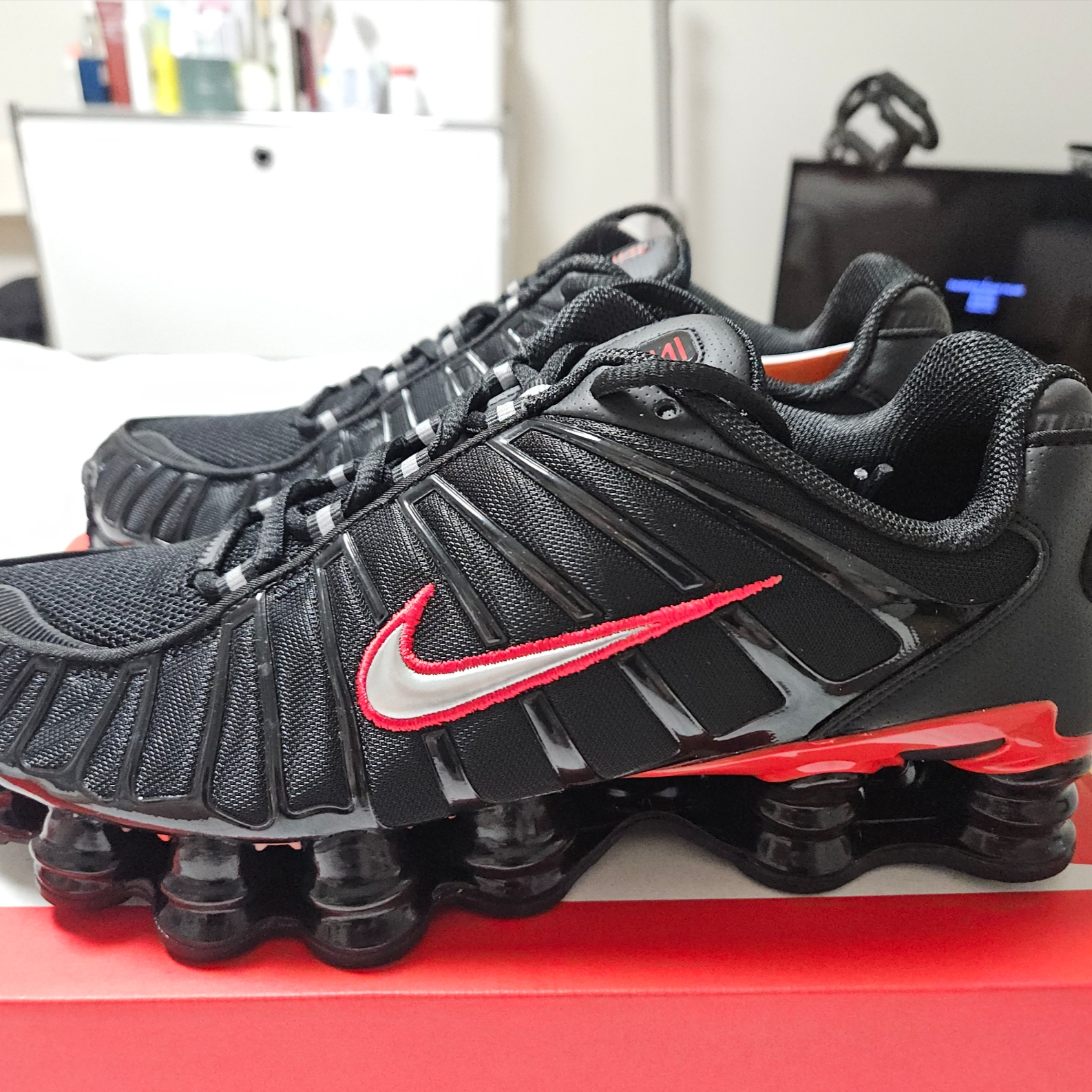 Nike Shox TL Black University Red 착용 스타일 - 2