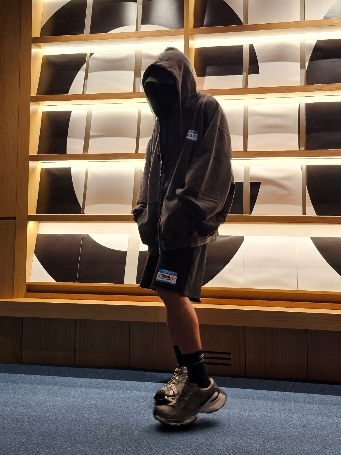 Vetements My Name Is Vetements Hoodie Black, Balenciaga Stapler Sneaker Beige Grey 착용 스타일 - 1