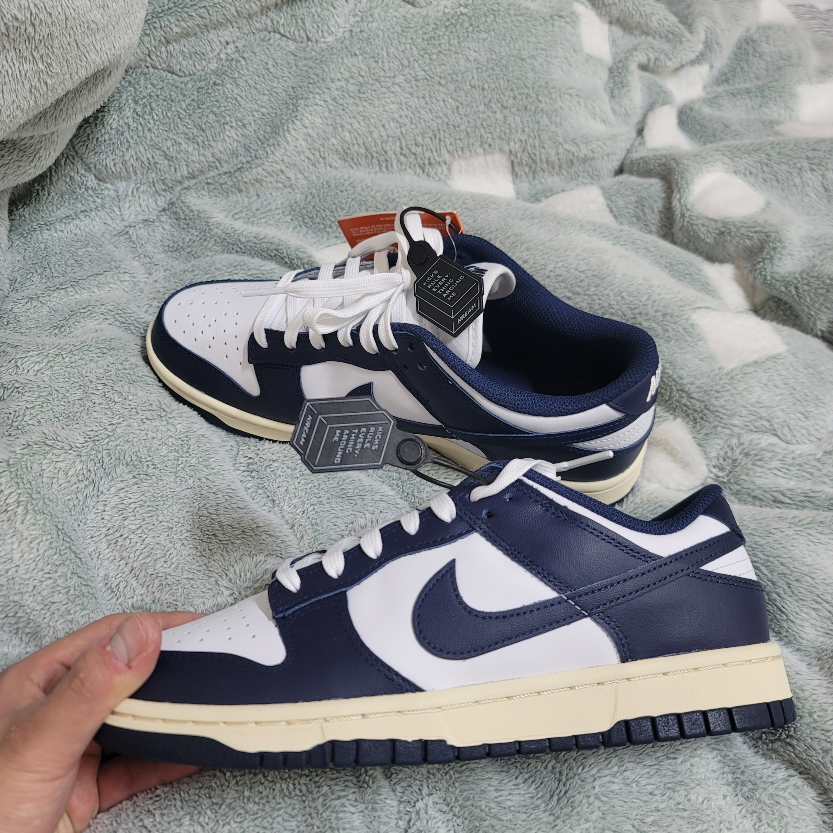 (W) Nike Dunk Low PRM Midnight Navy and White 착용 스타일