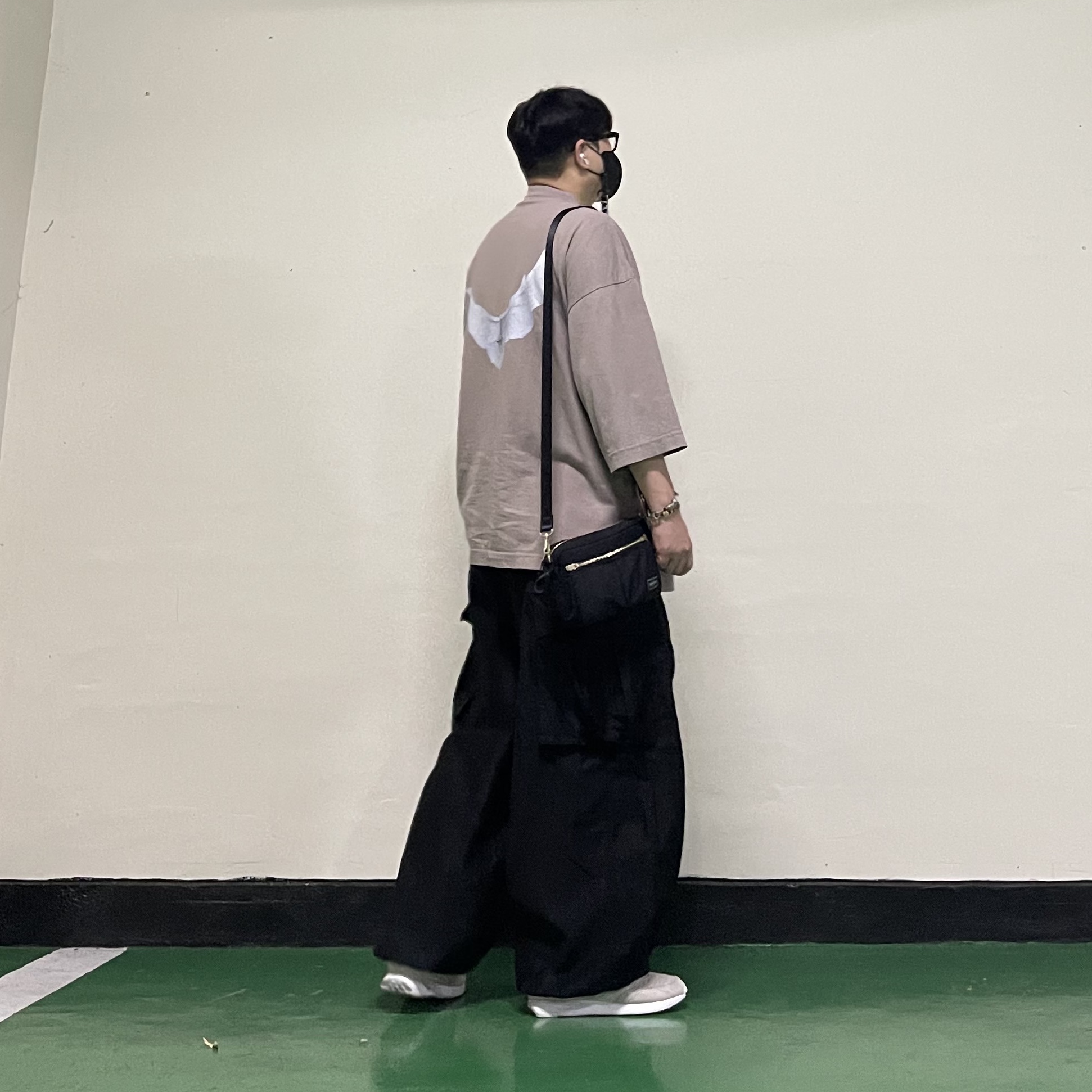 Porter Draft Shoulder Bag S Navy, Yeezy Gap Engineered By Balenciaga Dove 3/4 Sleeve T-Shirt Beige 착용 스타일 - 3