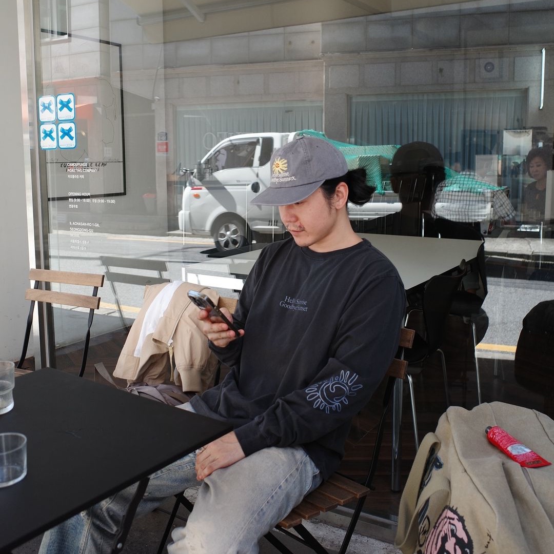 HS x Hank Classic Typo LS Tee VTG Charcoal 착용 스타일